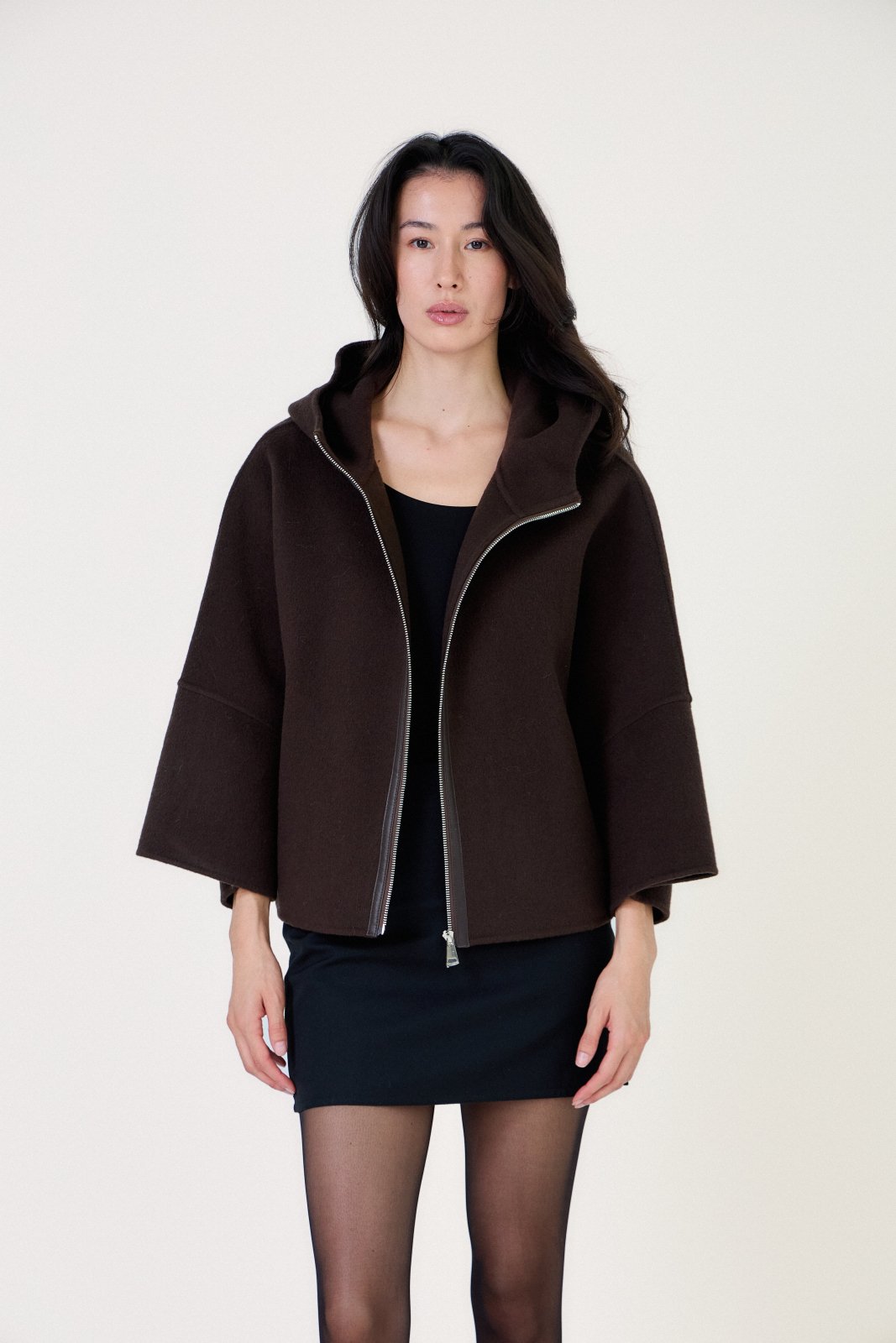 ALAE cape courte laine capuche manches larges choco femme - Escandelle Paris (portrait)
#couleur_choco