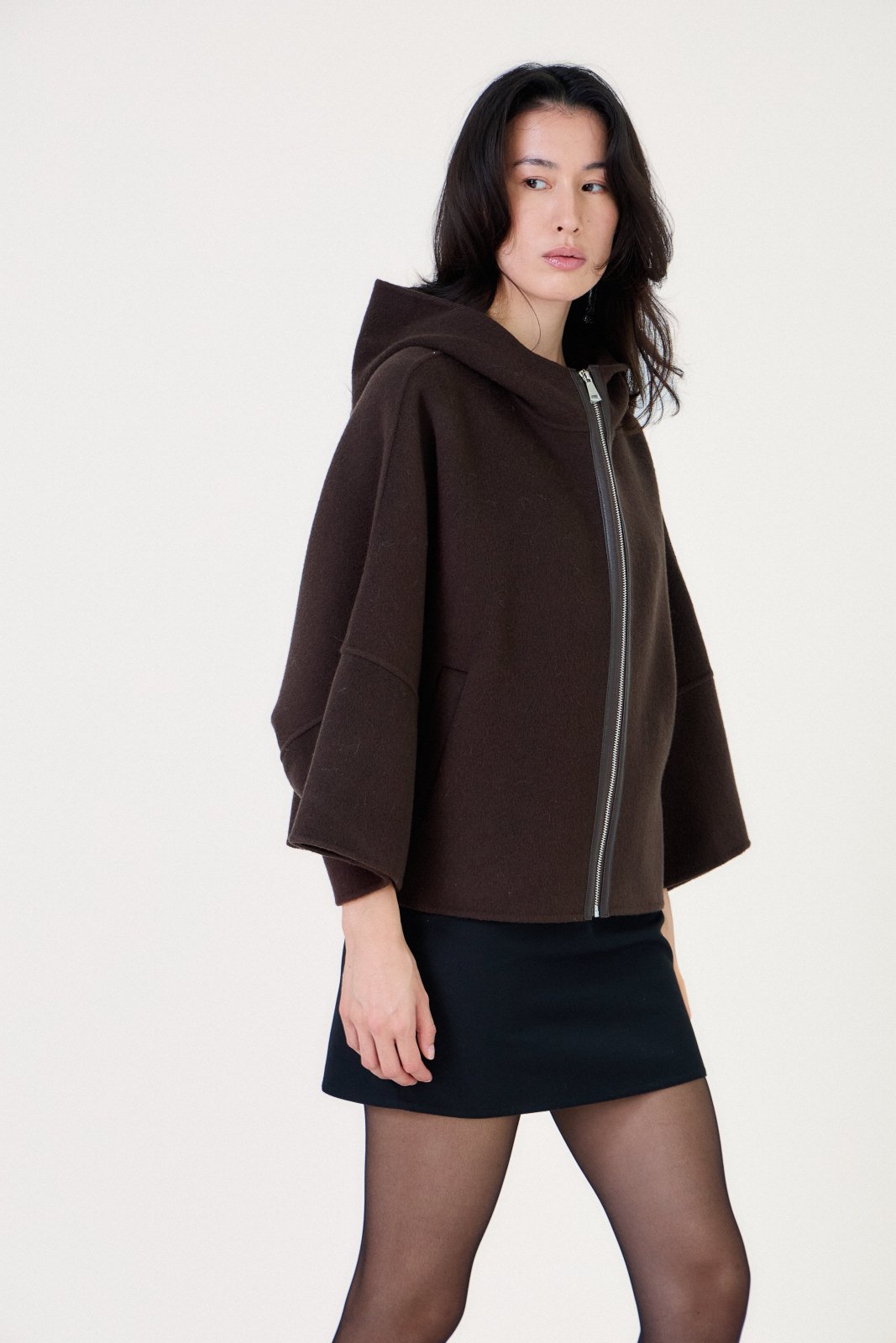 ALAE cape courte laine capuche manches larges choco femme - Escandelle Paris (profil droit)
#couleur_choco