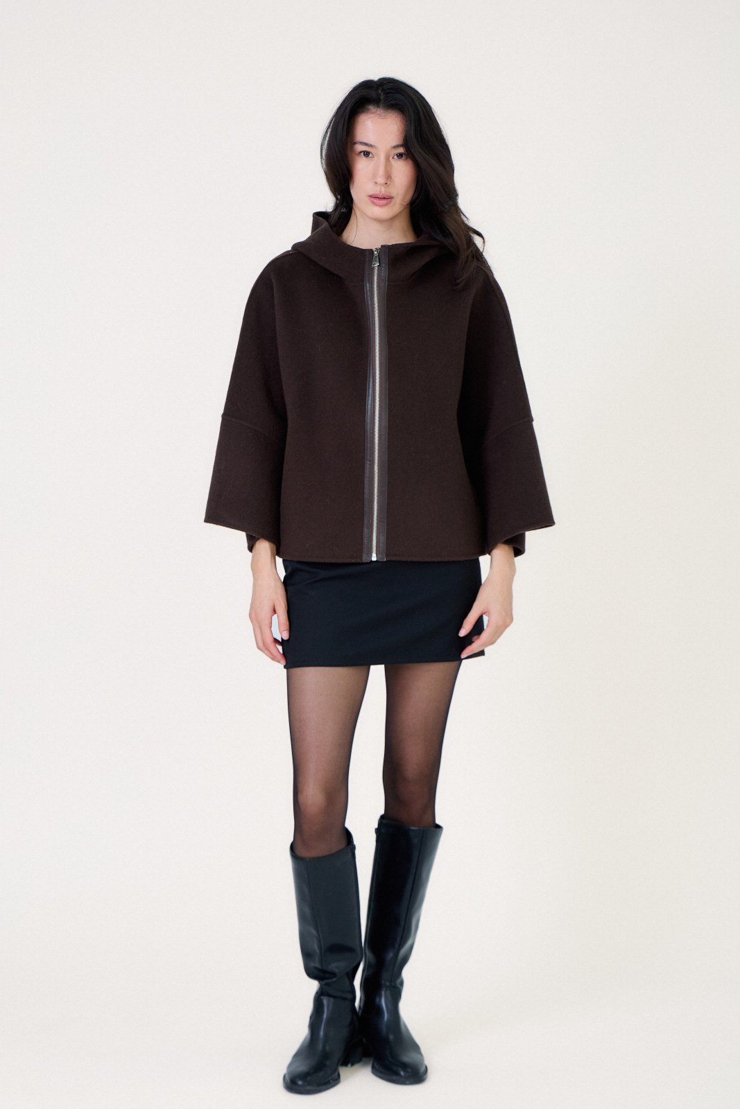 ALAE cape courte laine capuche manches larges choco femme - Escandelle Paris (silhouette entière)
#couleur_choco