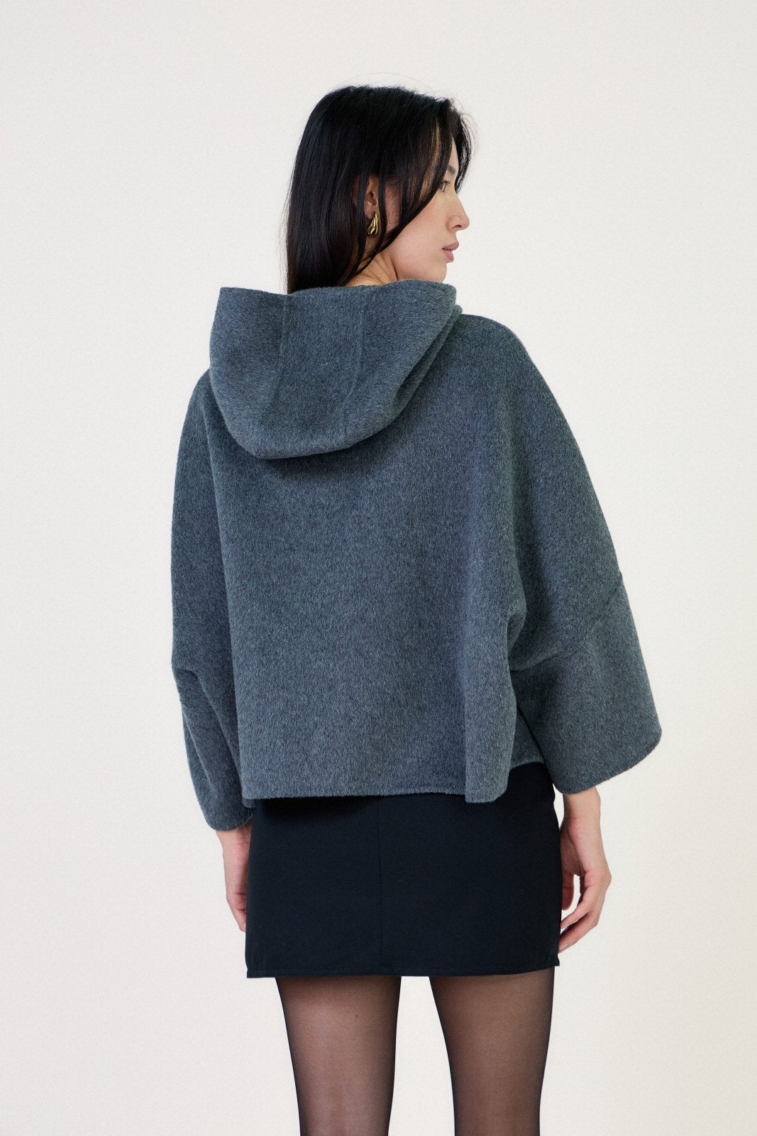 ALAE cape courte laine capuche manches larges gris femme - Escandelle Paris (dos)
#couleur_gris