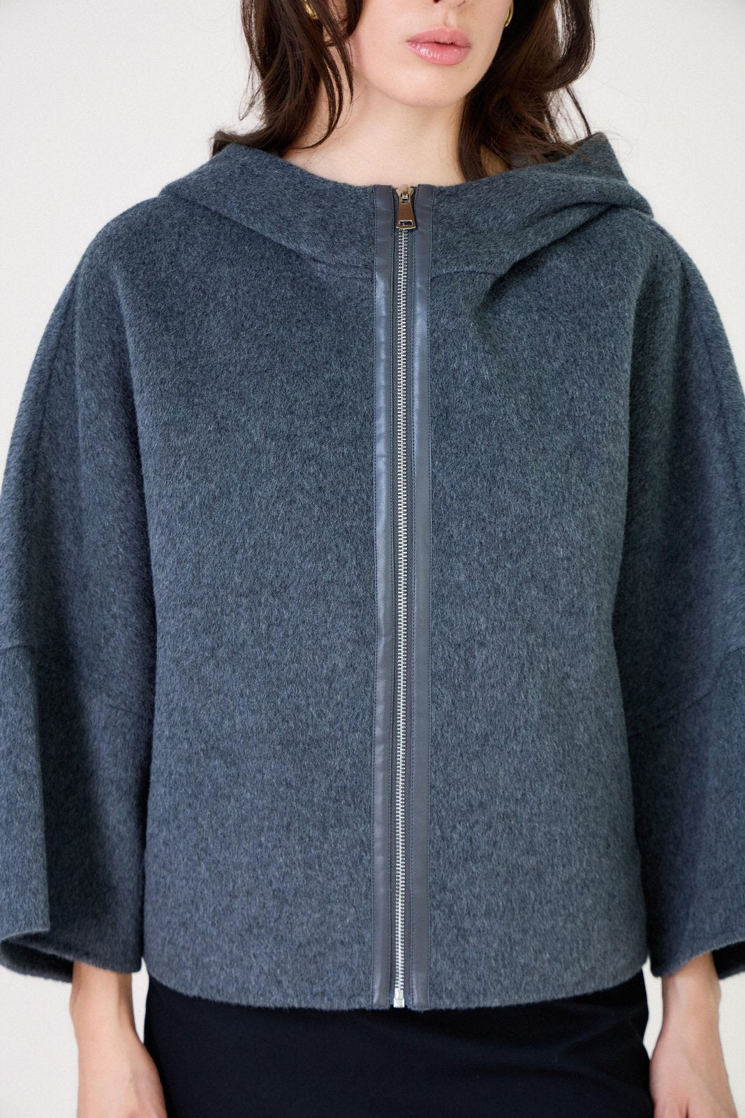 ALAE cape courte laine capuche manches larges gris femme - Escandelle Paris (gros plan détails matière)
#couleur_gris