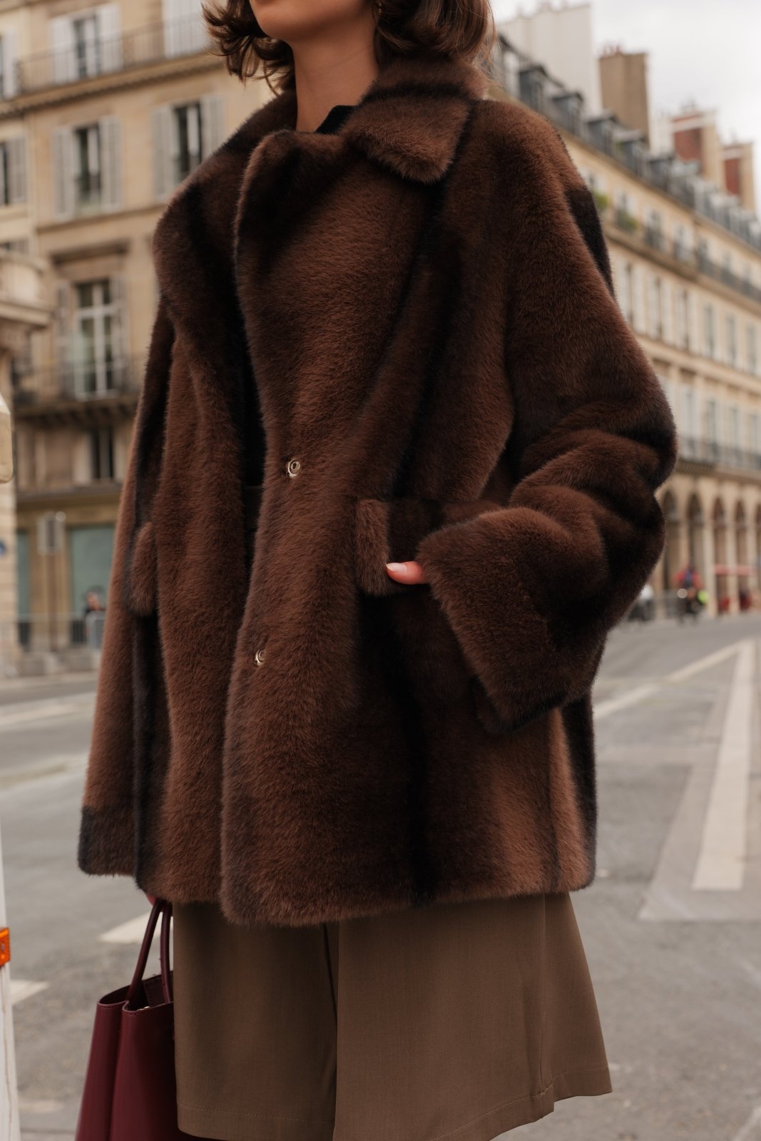 AMANDINA manteau mi-long fausse fourrure oversize choco femme - Escandelle Paris (gros plan détails matière)
#couleur_choco