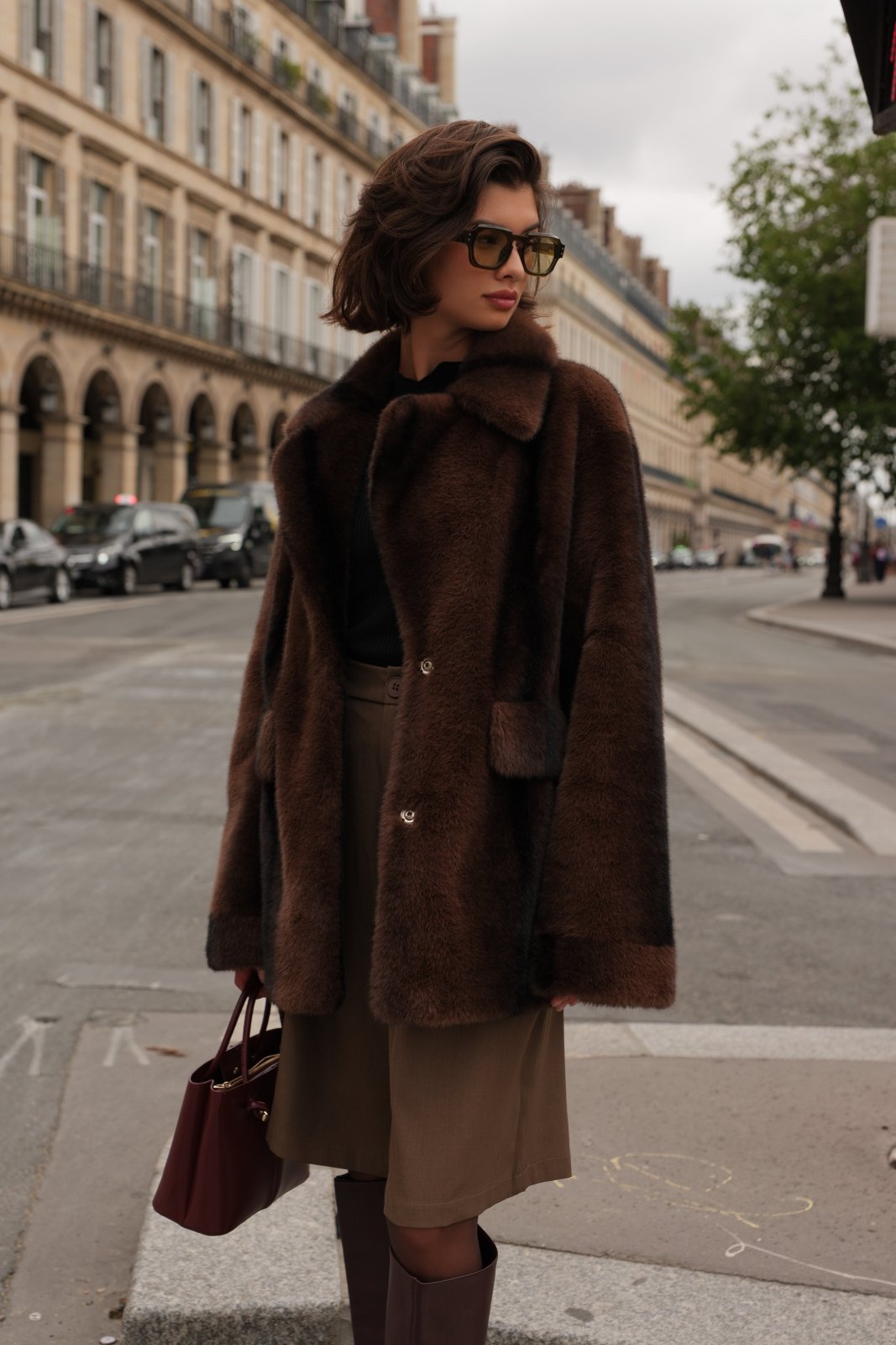 AMANDINA manteau mi-long fausse fourrure oversize choco femme - Escandelle Paris (profil gauche)
#couleur_choco