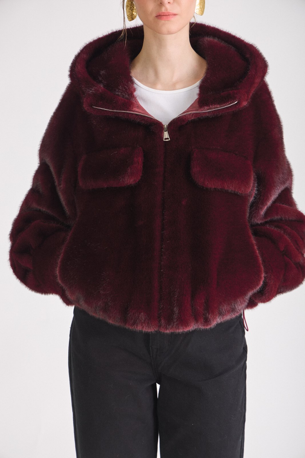 AMBRE manteau court fausse fourrure capuche zippé bordeaux femme - Escandelle Paris (gros plan détails matière)
#couleur_bordeaux