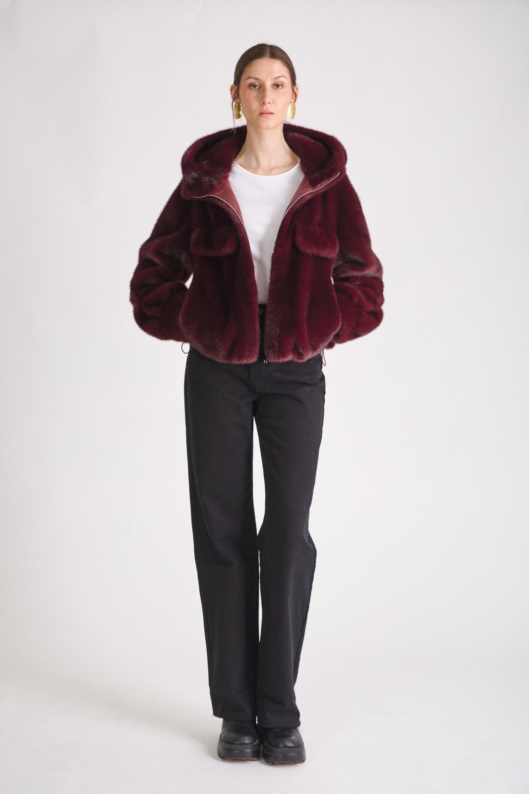 AMBRE manteau court fausse fourrure capuche zippé bordeaux femme - Escandelle Paris (silhouette entière)
#couleur_bordeaux