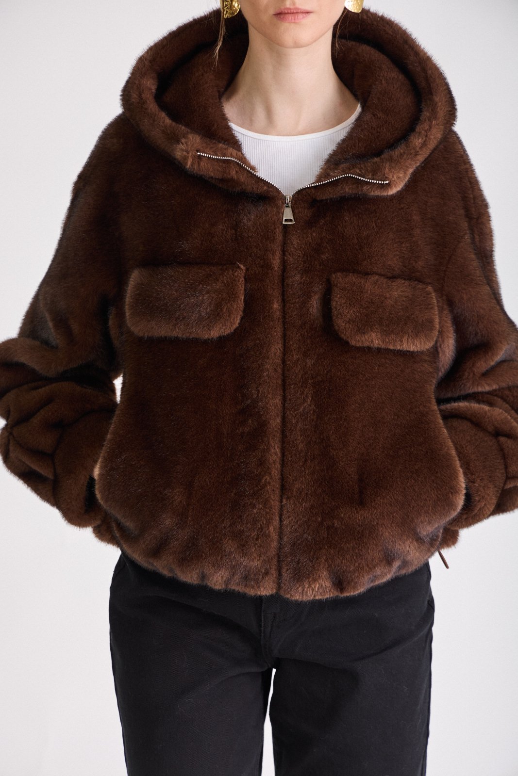 AMBRE manteau court fausse fourrure capuche zippé choco femme - Escandelle Paris (gros plan détails matière)
#couleur_choco