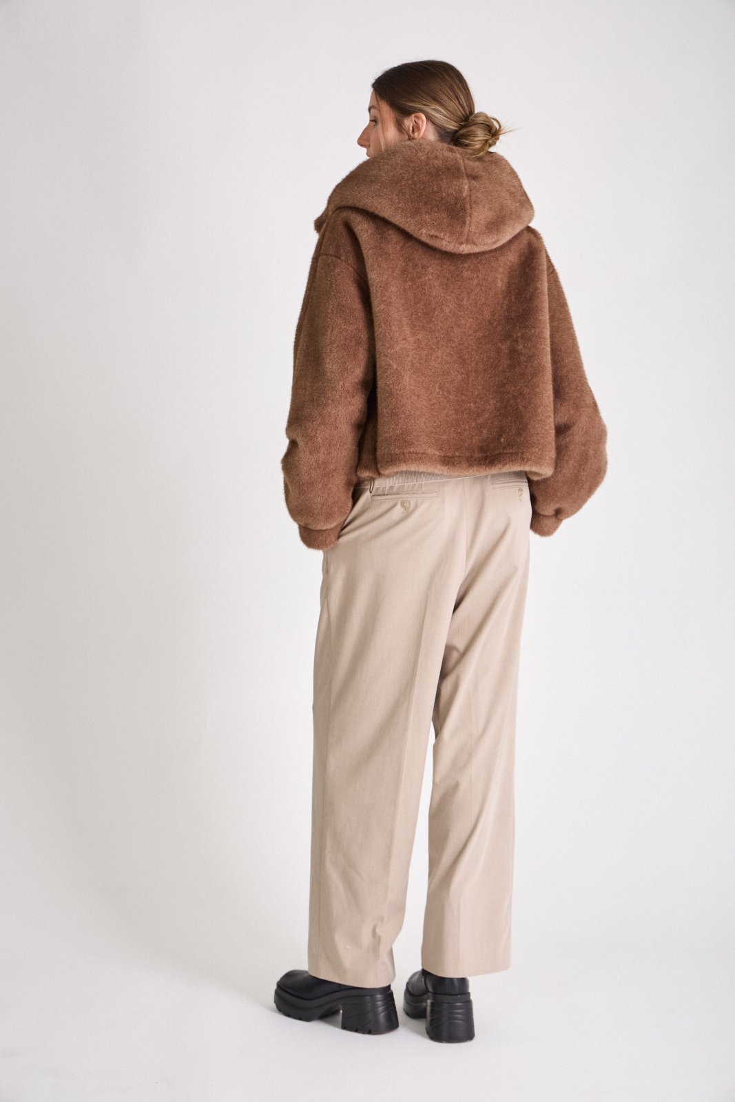 AMBRE manteau court fausse fourrure capuche zippé taupe femme - Escandelle Paris (dos)
#couleur_taupe