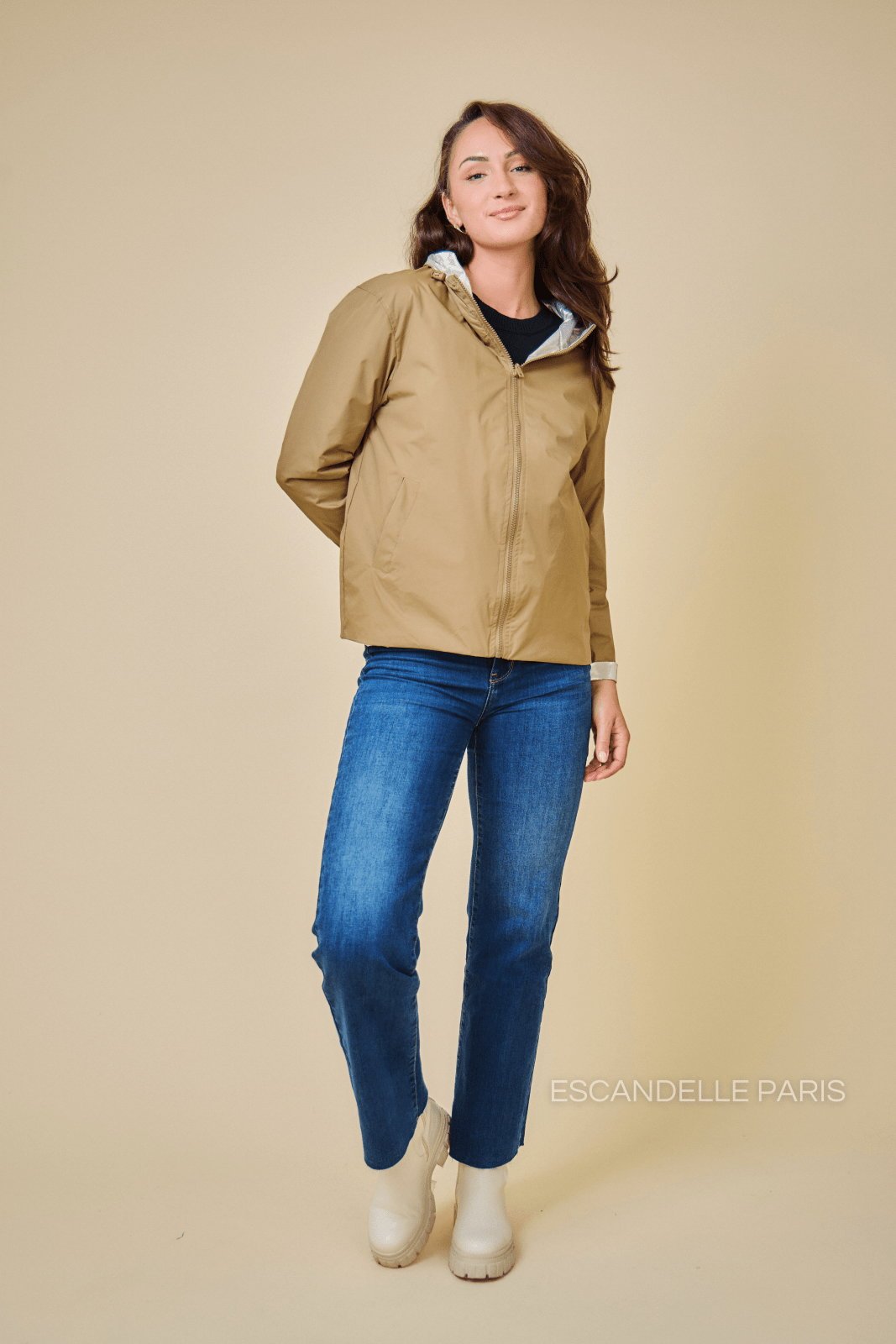 APRIL parka courte coupe-vent réversible imperméable taupe femme - Escandelle Paris (dos)
#couleur_taupe