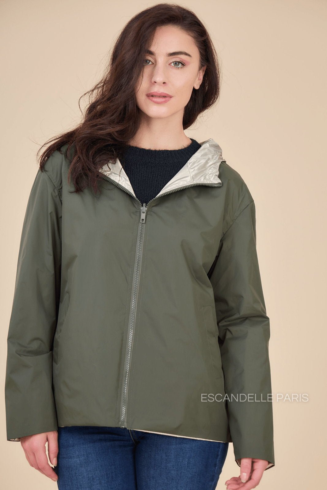 APRIL parka courte coupe-vent réversible imperméable kaki femme - Escandelle Paris (silhouette entière)
#couleur_kaki