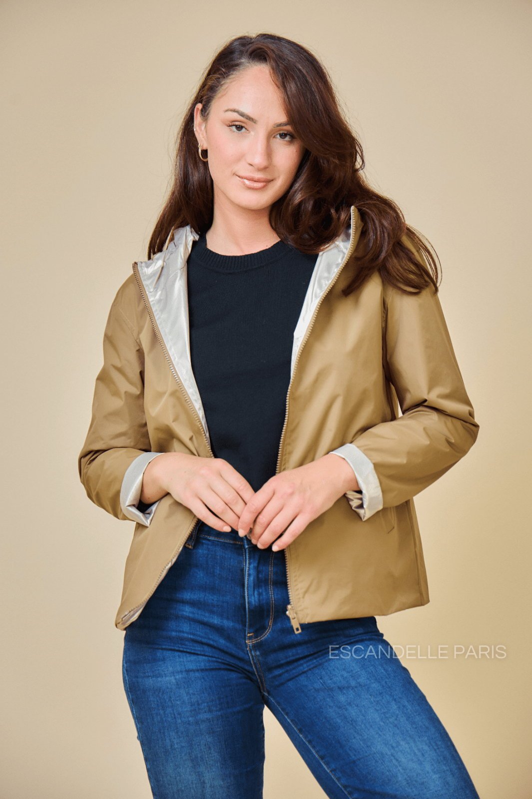 APRIL parka courte coupe-vent réversible imperméable taupe femme - Escandelle Paris (silhouette entière)
#couleur_taupe