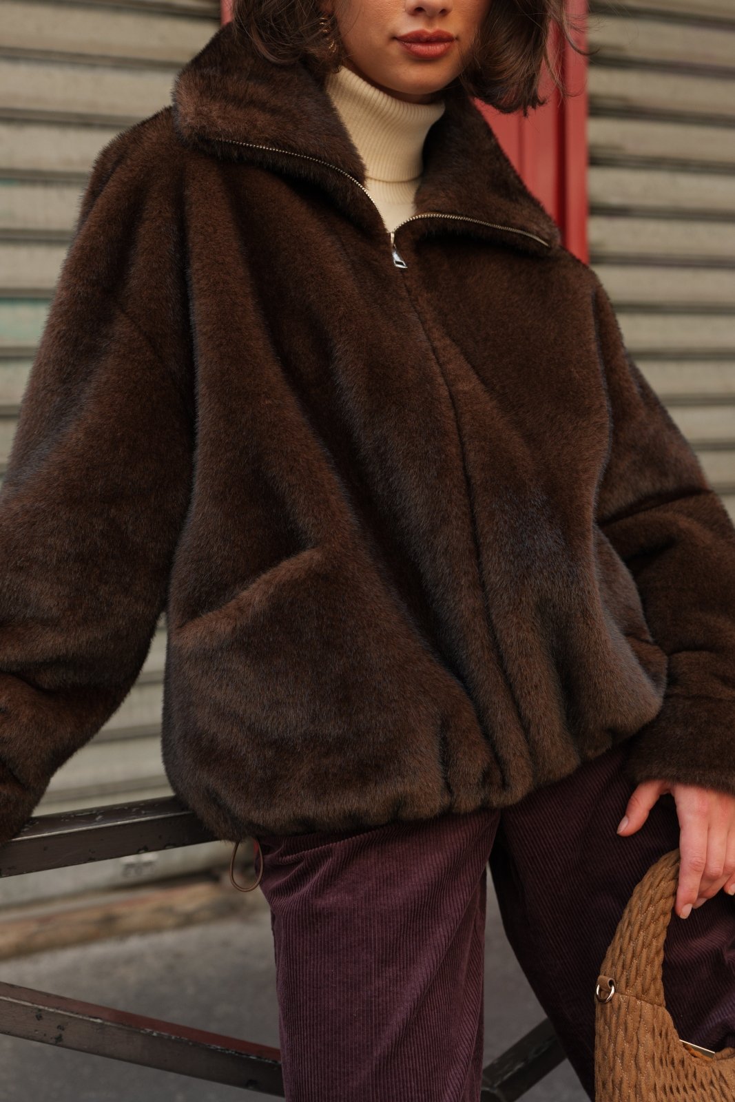 ARIANNE blouson court fausse fourrure col montant zippé choco femme - Escandelle Paris (gros plan détails matière)
#couleur_choco