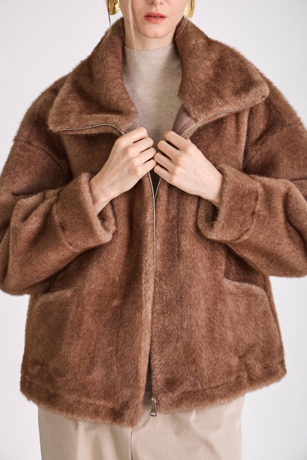 ARIANNE blouson court fausse fourrure col montant zippé taupe femme - Escandelle Paris (gros plan détails matière)
#couleur_taupe