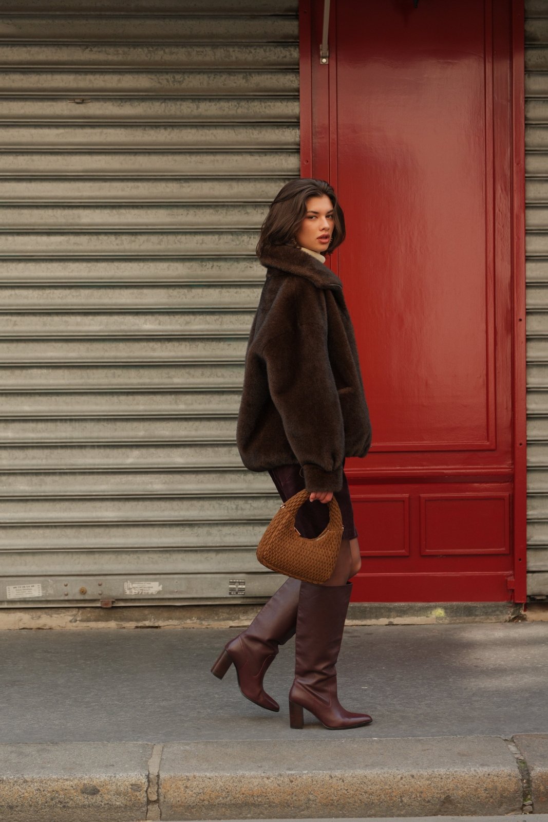 ARIANNE blouson court fausse fourrure col montant zippé choco femme - Escandelle Paris (profil droit)
#couleur_choco