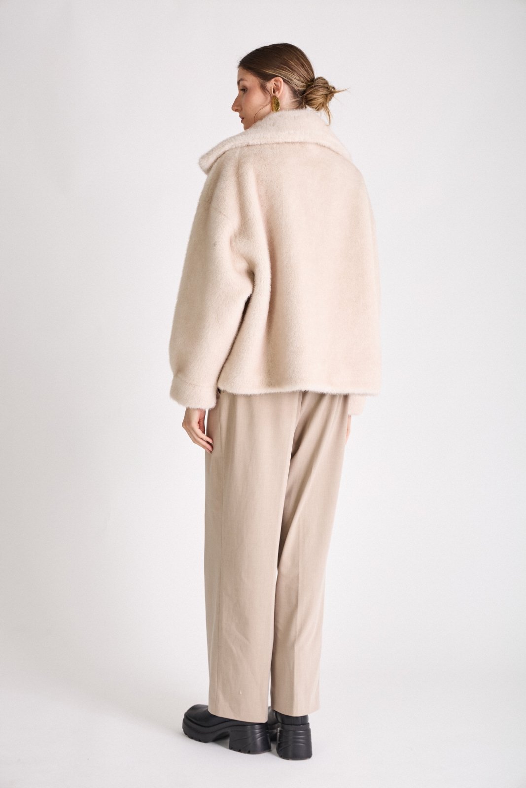 ARIANNE blouson court fausse fourrure col montant zippé ecru femme - Escandelle Paris (dos)
#couleur_ecru