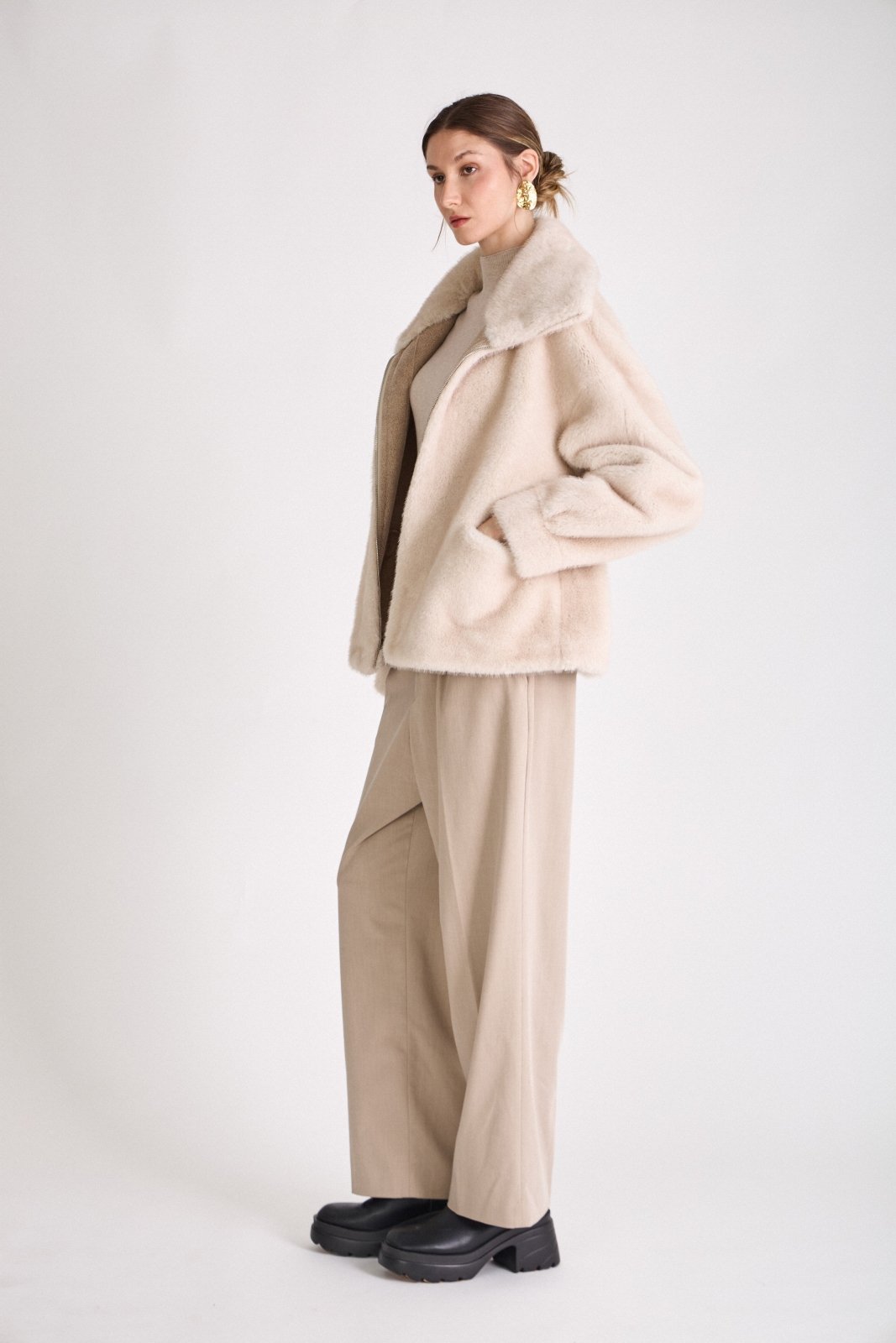 ARIANNE blouson court fausse fourrure col montant zippé ecru femme - Escandelle Paris (profil gauche)
#couleur_ecru