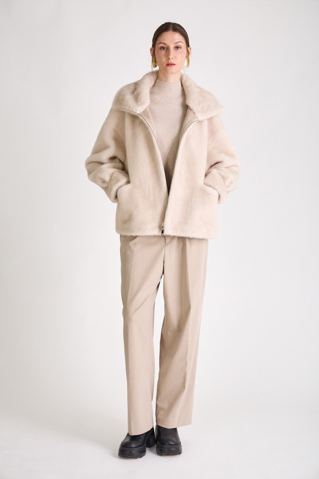 ARIANNE blouson court fausse fourrure col montant zippé ecru femme - Escandelle Paris (silhouette entière)
#couleur_ecru