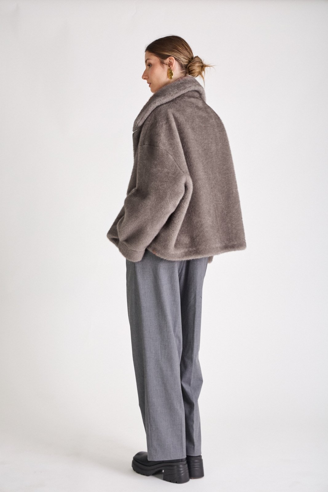 ARIANNE blouson court fausse fourrure col montant zippé gris femme - Escandelle Paris (dos)
#couleur_gris