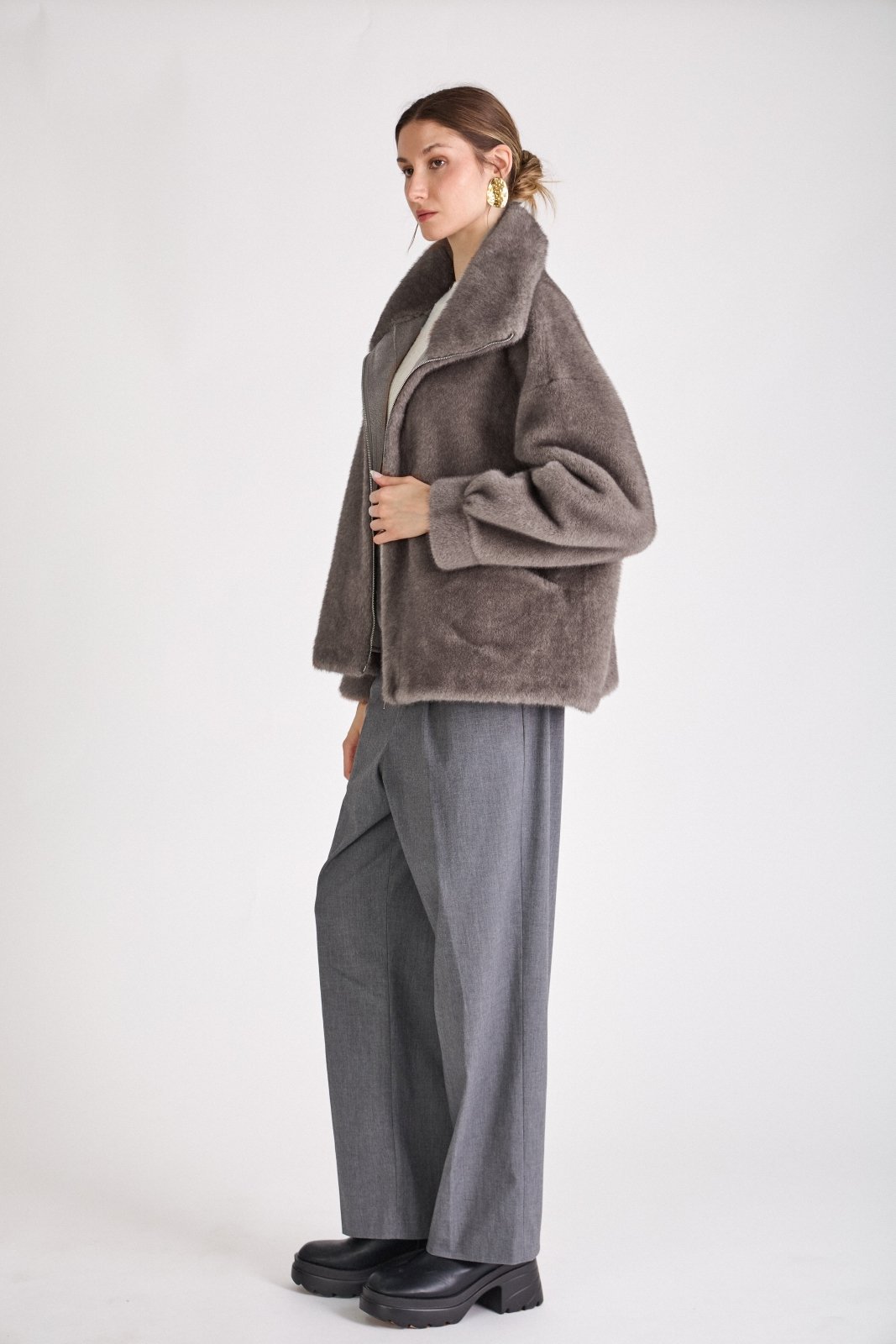 ARIANNE blouson court fausse fourrure col montant zippé gris femme - Escandelle Paris (profil gauche)
#couleur_gris