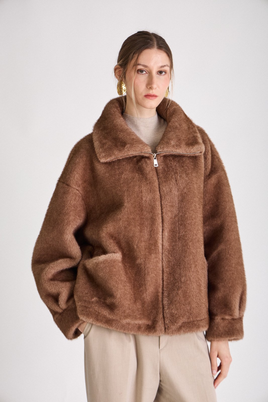 ARIANNE blouson court fausse fourrure col montant zippé taupe femme - Escandelle Paris (portrait)
#couleur_taupe