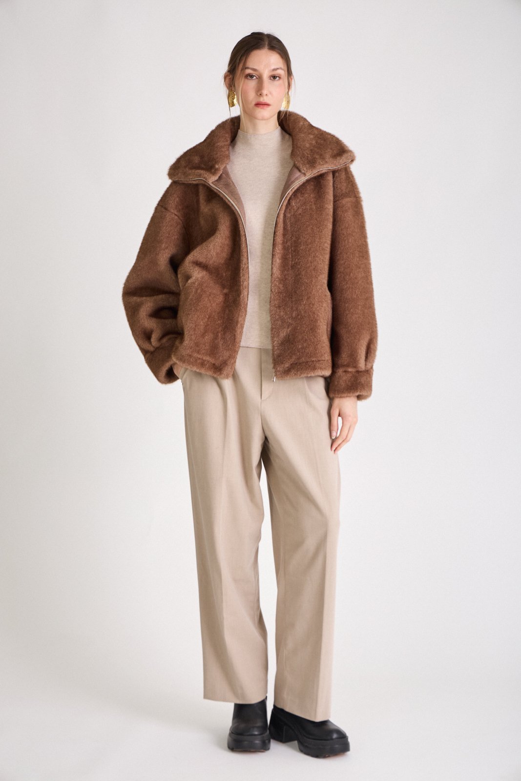 ARIANNE blouson court fausse fourrure col montant zippé taupe femme - Escandelle Paris (silhouette entière)
#couleur_taupe