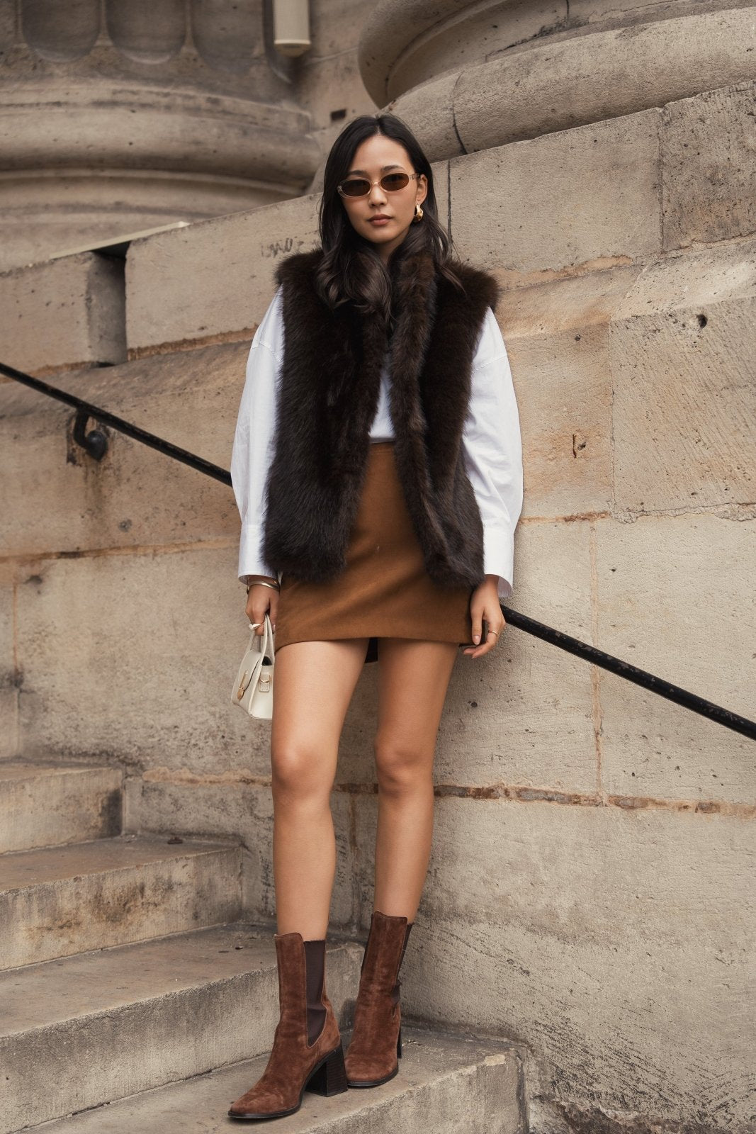 CAMELIA gilet sans manches fausse fourrure poils longs col montant choco femme - Escandelle Paris (silhouette entière)
#couleur_choco