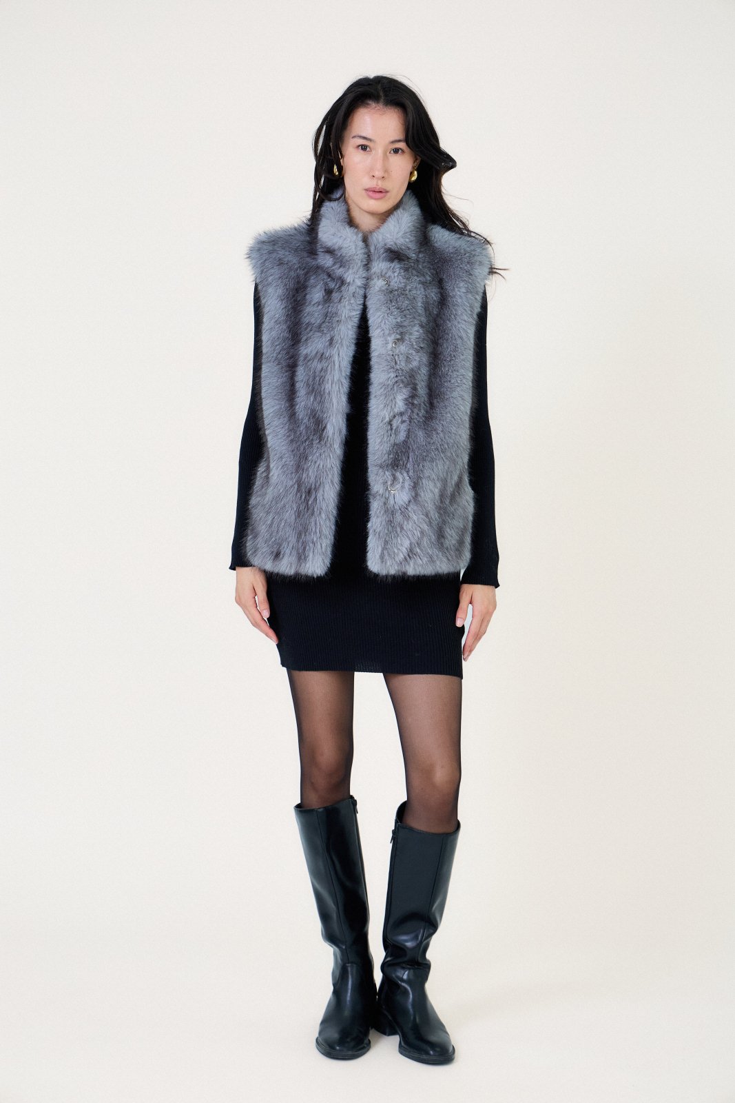 CAMELIA gilet sans manches fausse fourrure poils longs col montant gris femme - Escandelle Paris (silhouette entière)
#couleur_gris