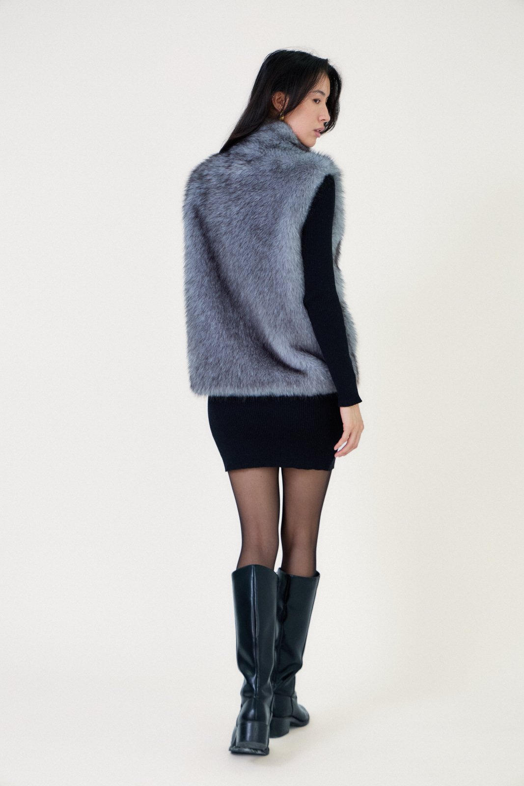 CAMELIA gilet sans manches fausse fourrure poils longs col montant gris femme - Escandelle Paris (dos)
#couleur_gris
