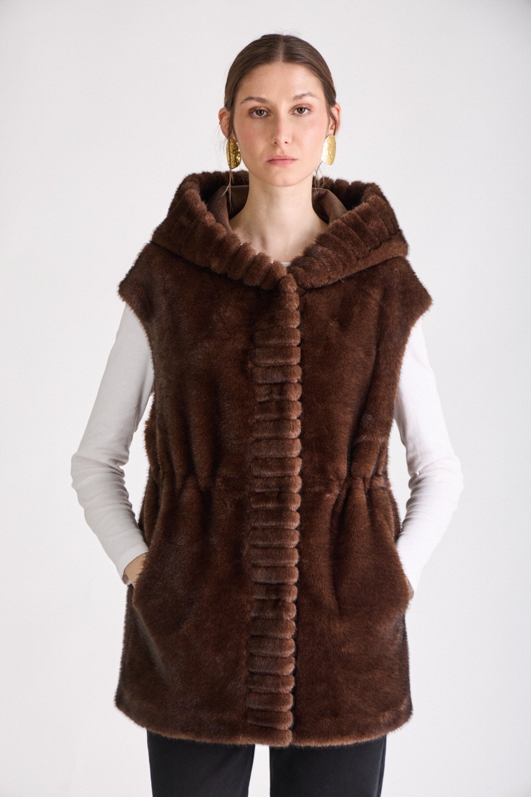 CANDICE gilet sans manches fausse fourrure cordon taille choco femme - Escandelle Paris (portrait)
#couleur_choco