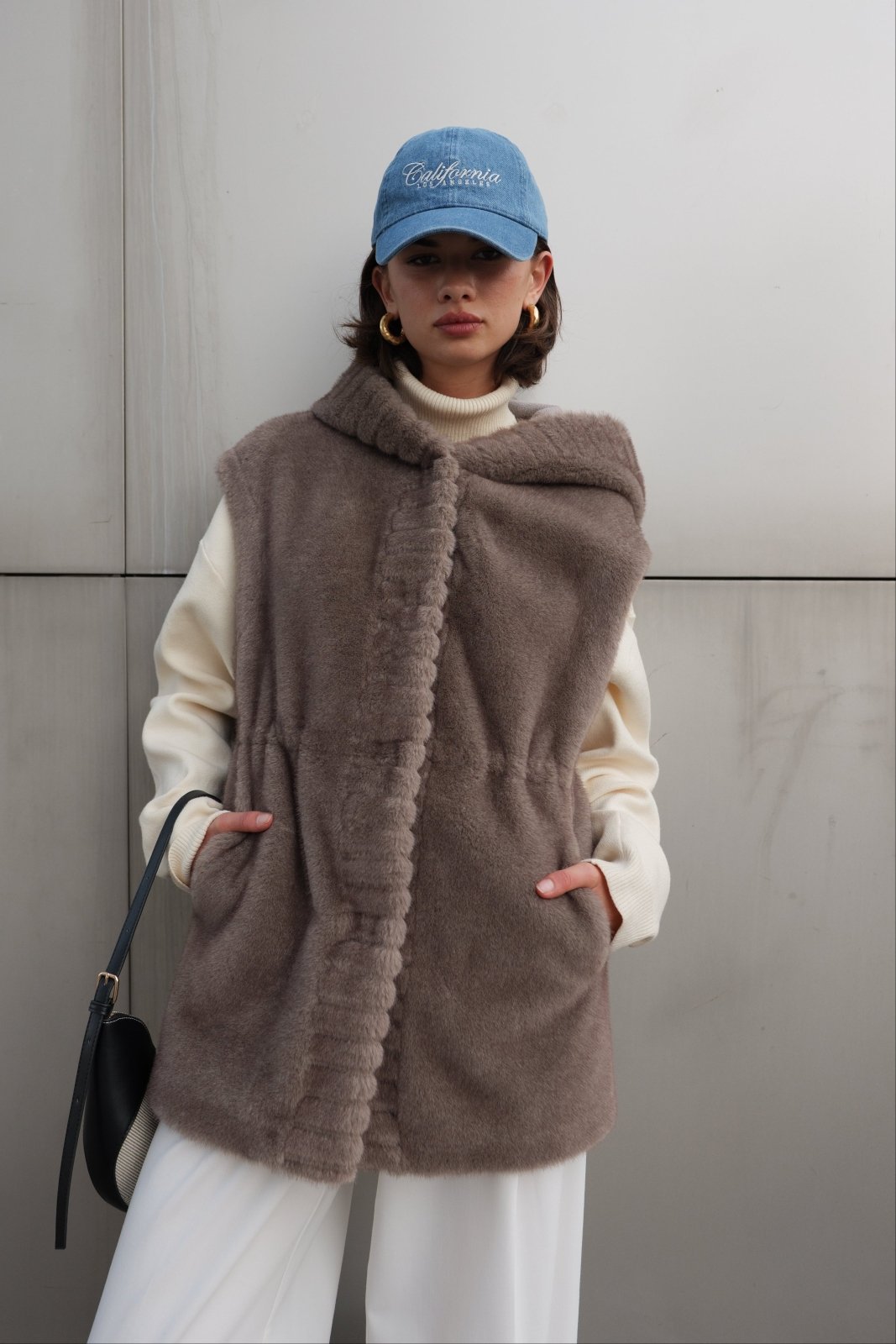CANDICE gilet sans manches fausse fourrure cordon taille gris femme - Escandelle Paris (portrait)
#couleur_gris