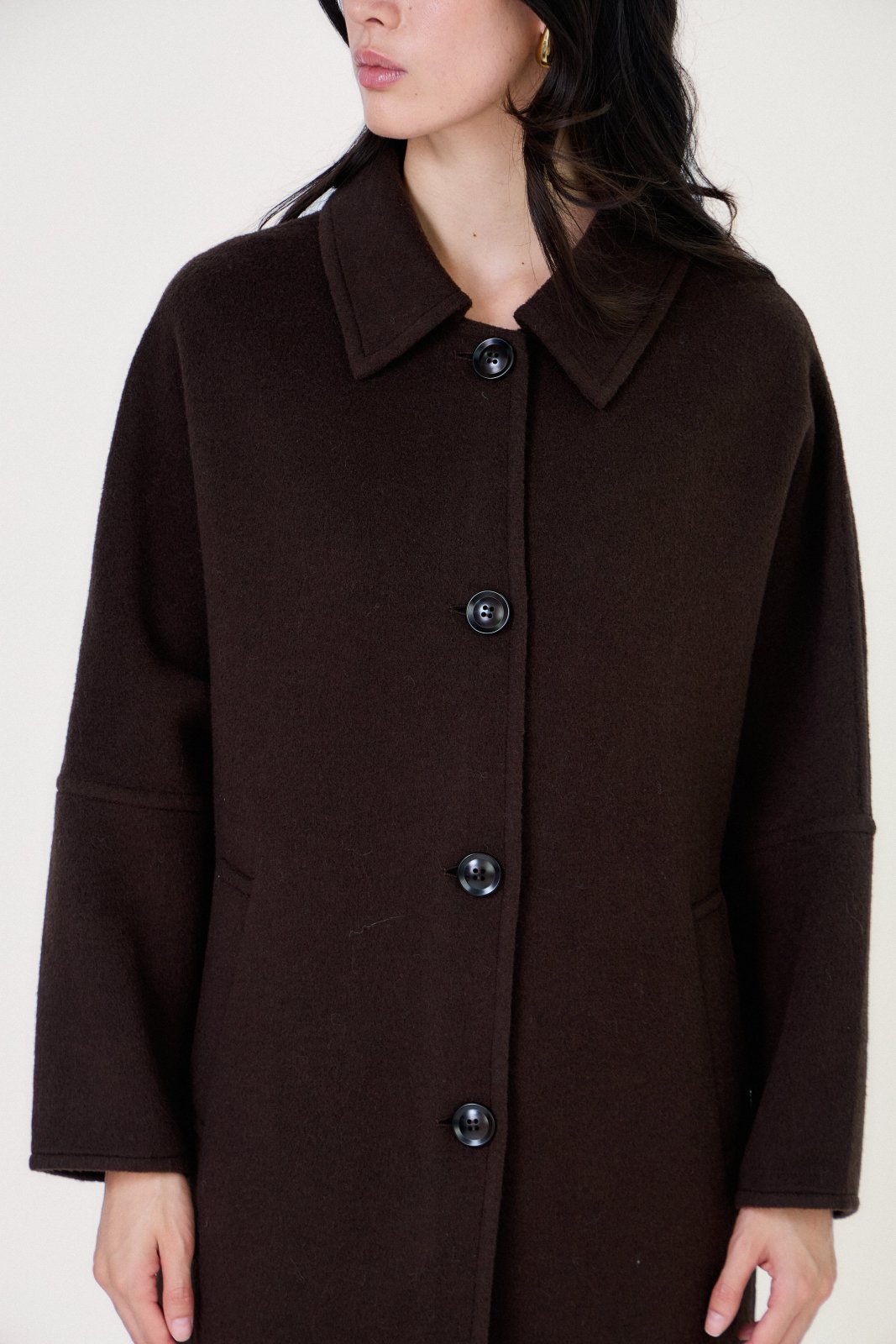 CELESTE manteau long laine oversize col chemise choco femme - Escandelle Paris (gros plan détails matière)
#couleur_choco