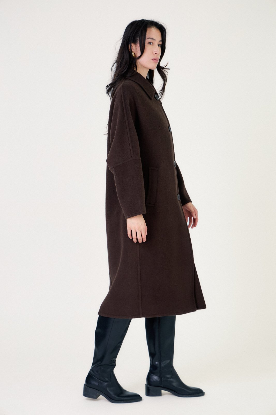 CELESTE manteau long laine oversize col chemise choco femme - Escandelle Paris (profil droit)
#couleur_choco