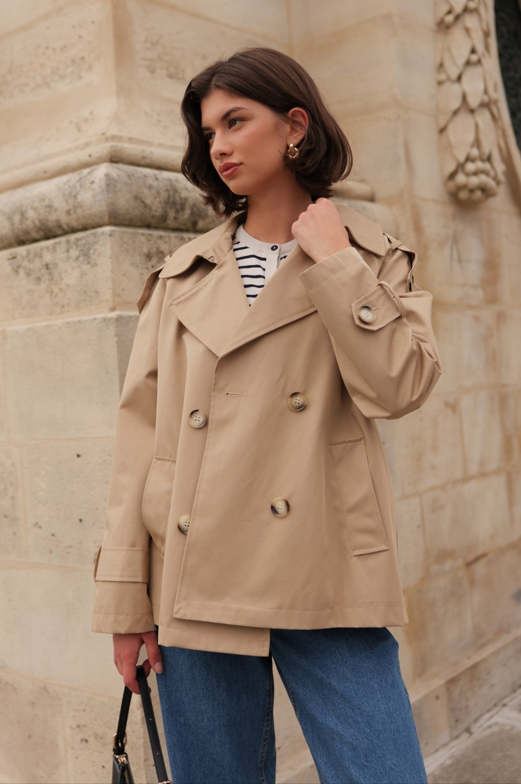 CHARLIZE trench court coton déperlant beige femme - Escandelle Paris (portrait)
#couleur_beige
