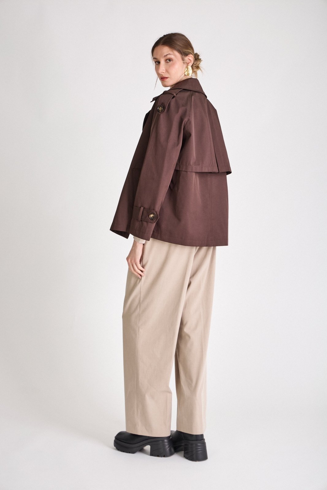 CHARLIZE trench court coton déperlant choco femme - Escandelle Paris (dos)
#couleur_choco