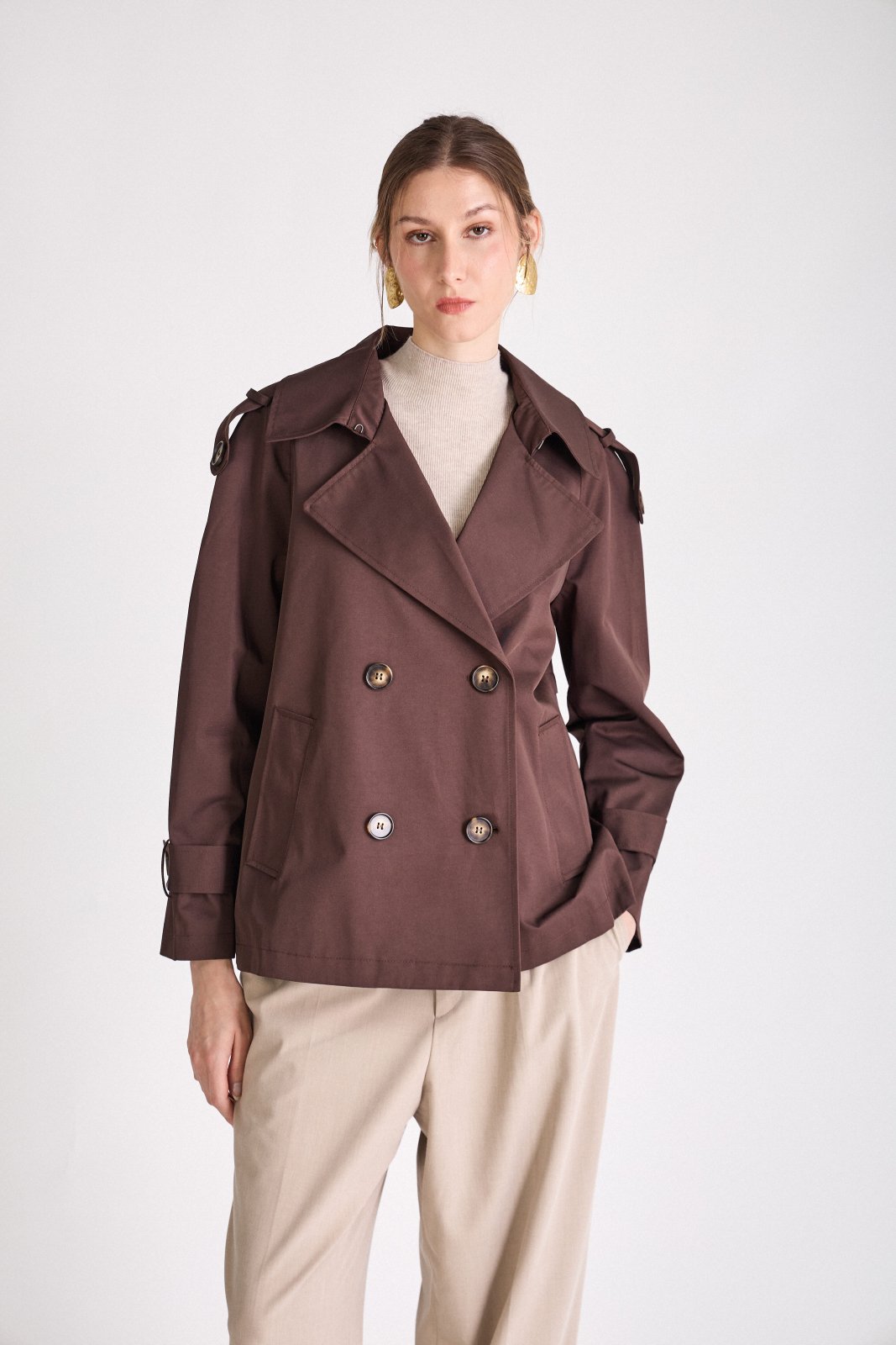 CHARLIZE trench court coton déperlant choco femme - Escandelle Paris (portrait)
#couleur_choco