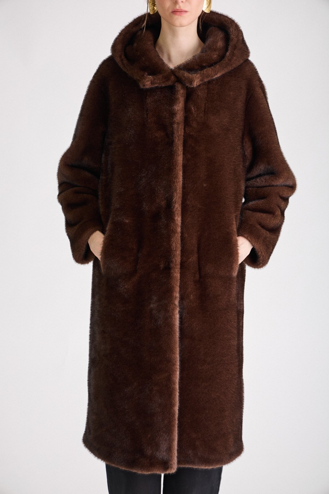 CLEO manteau long fausse fourrure capuche oversize choco femme - Escandelle Paris (gros plan détails matière)
#couleur_choco