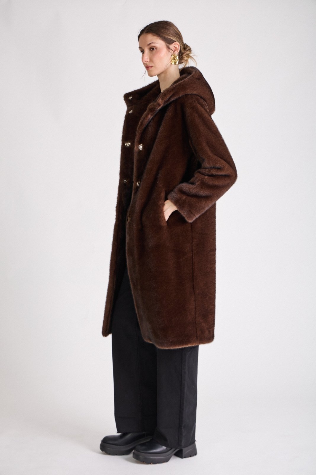 CLEO manteau long fausse fourrure capuche oversize choco femme - Escandelle Paris (profil gauche)
#couleur_choco