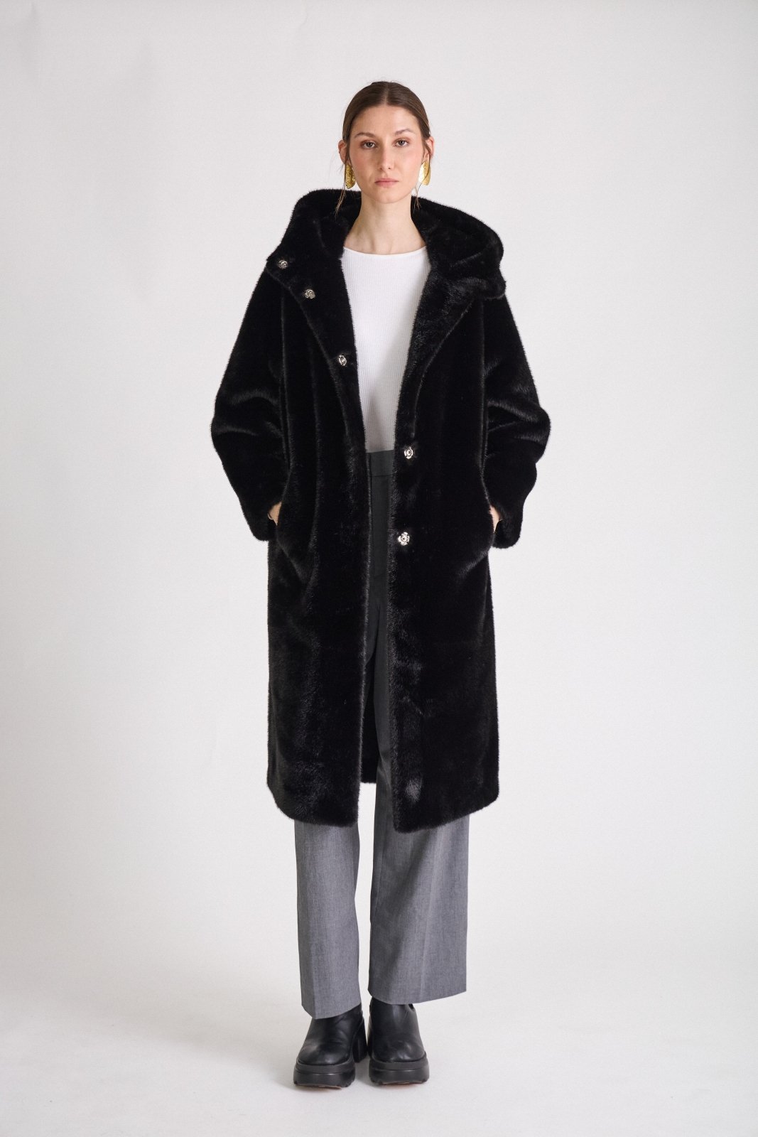 CLEO manteau long fausse fourrure capuche oversize noir femme - Escandelle Paris (silhouette entière)
#couleur_noir