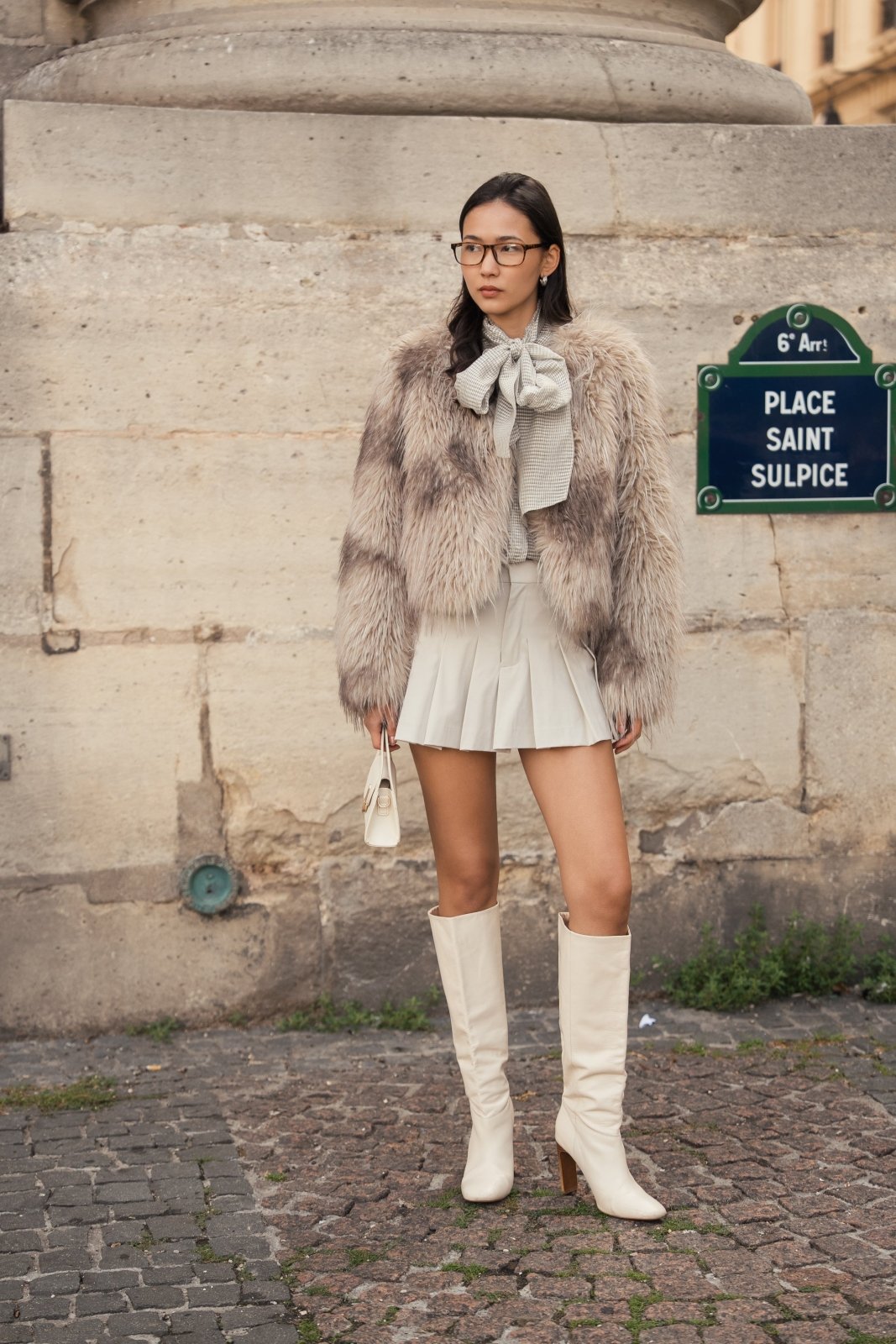 COLETTE veste courte fausse fourrure poils longs taupe femme - Escandelle Paris (silhouette entière)
#couleur_taupe
