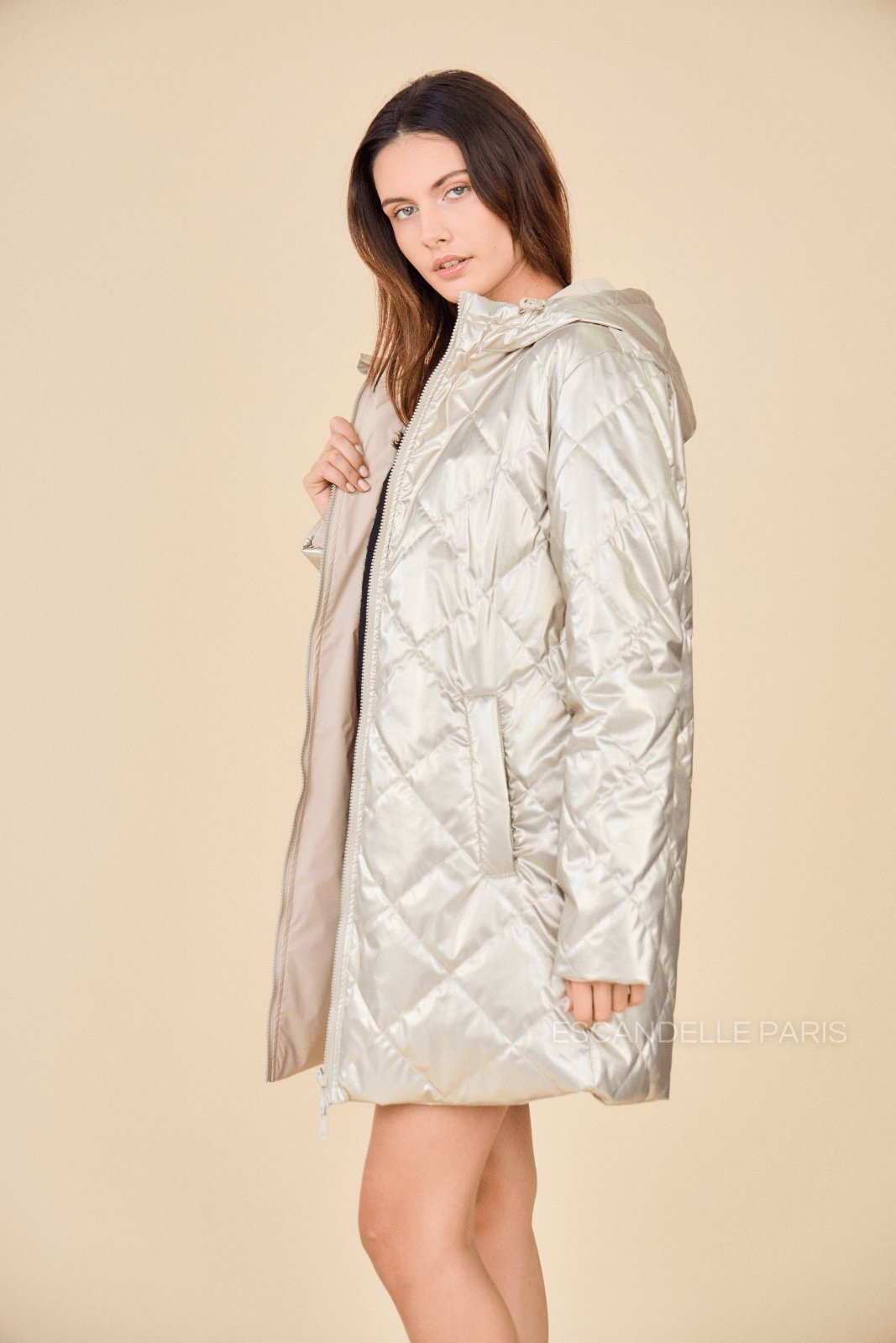 DANAÉ manteau mi-long réversible matelassé or femme - Escandelle Paris (portrait)
#couleur_or