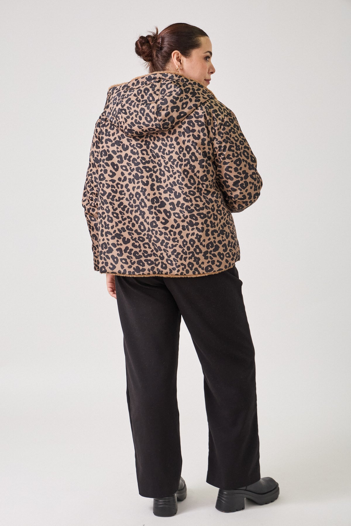 DIANE parka courte réversible imperméable fausse fourrure capuche taupe femme - Escandelle Paris (profil gauche)
#couleur_taupe