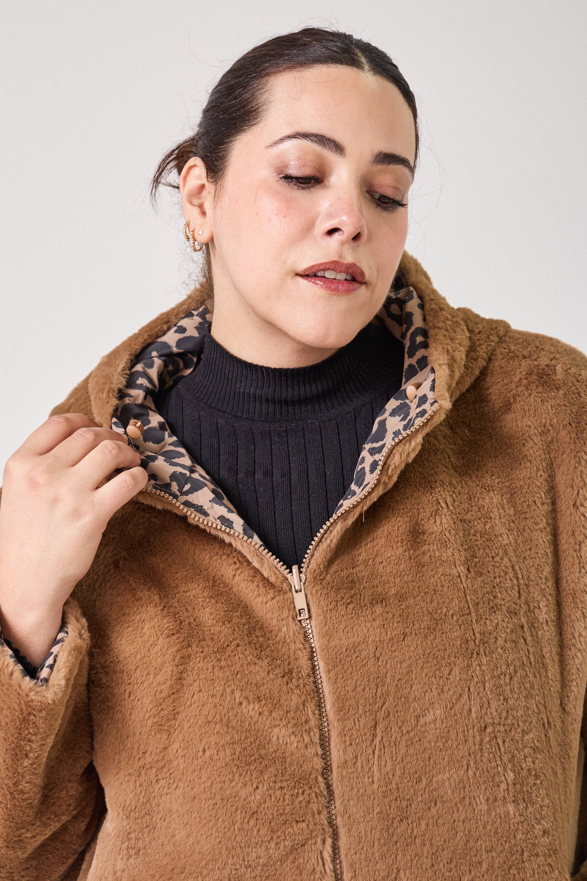 DIANE parka courte réversible imperméable fausse fourrure capuche taupe femme - Escandelle Paris (gros plan détails matière)
#couleur_taupe
