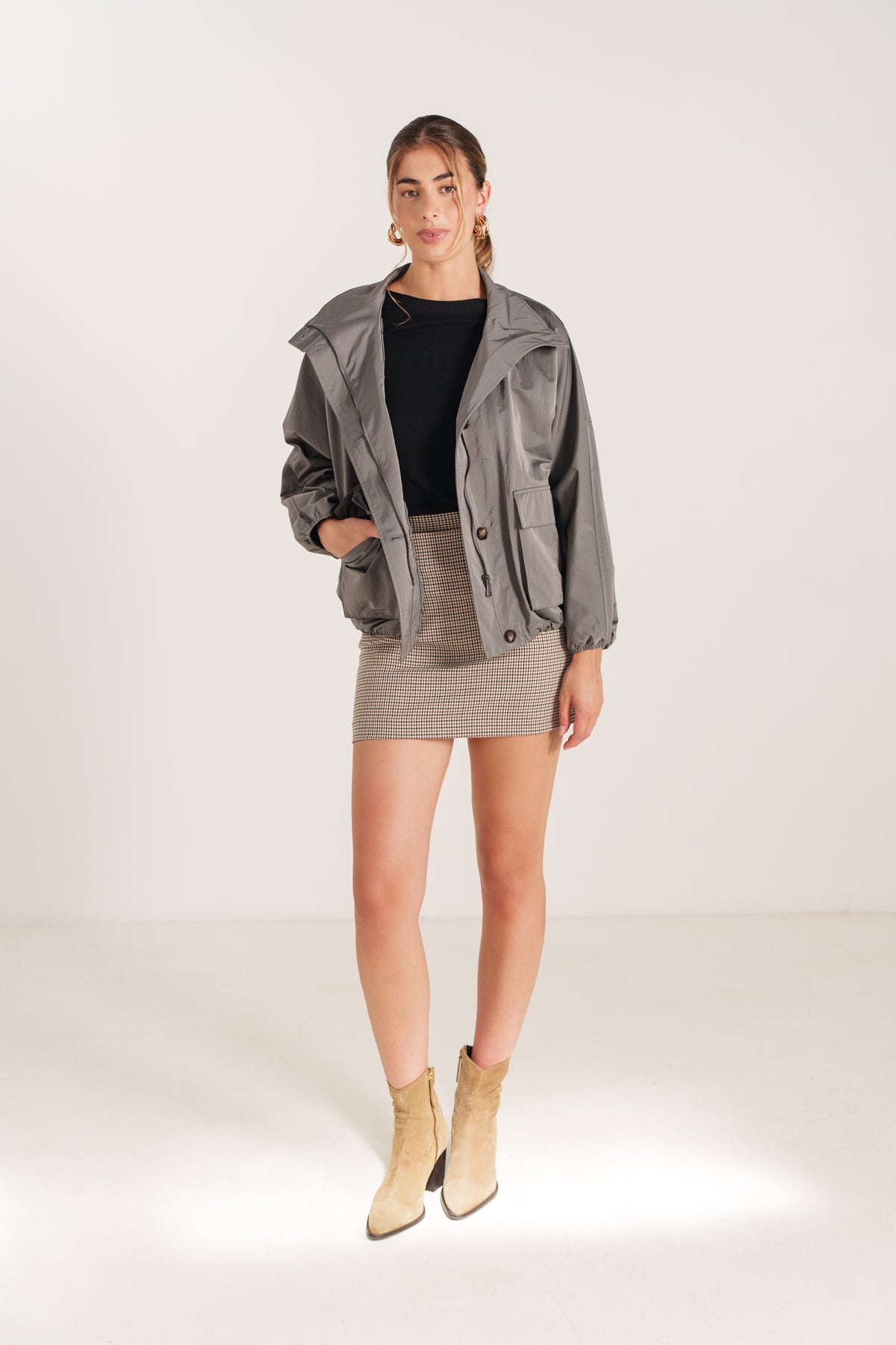 EDITH veste mi-longue imperméable col montant boutonnée gris femme - Escandelle Paris (silhouette entière)
#couleur_gris