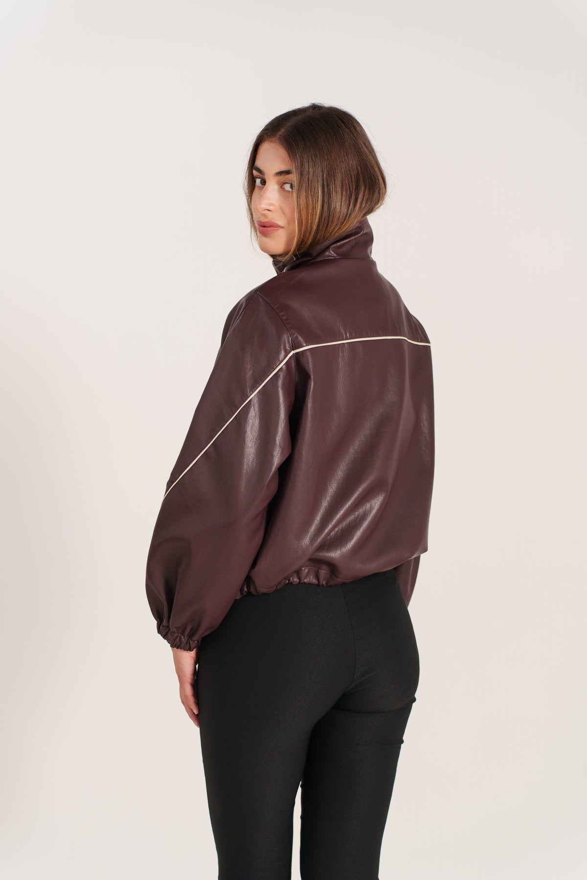 EMILIENNE blouson court similicuir col montant zippé bordeaux femme - Escandelle Paris (dos)
#couleur_bordeaux