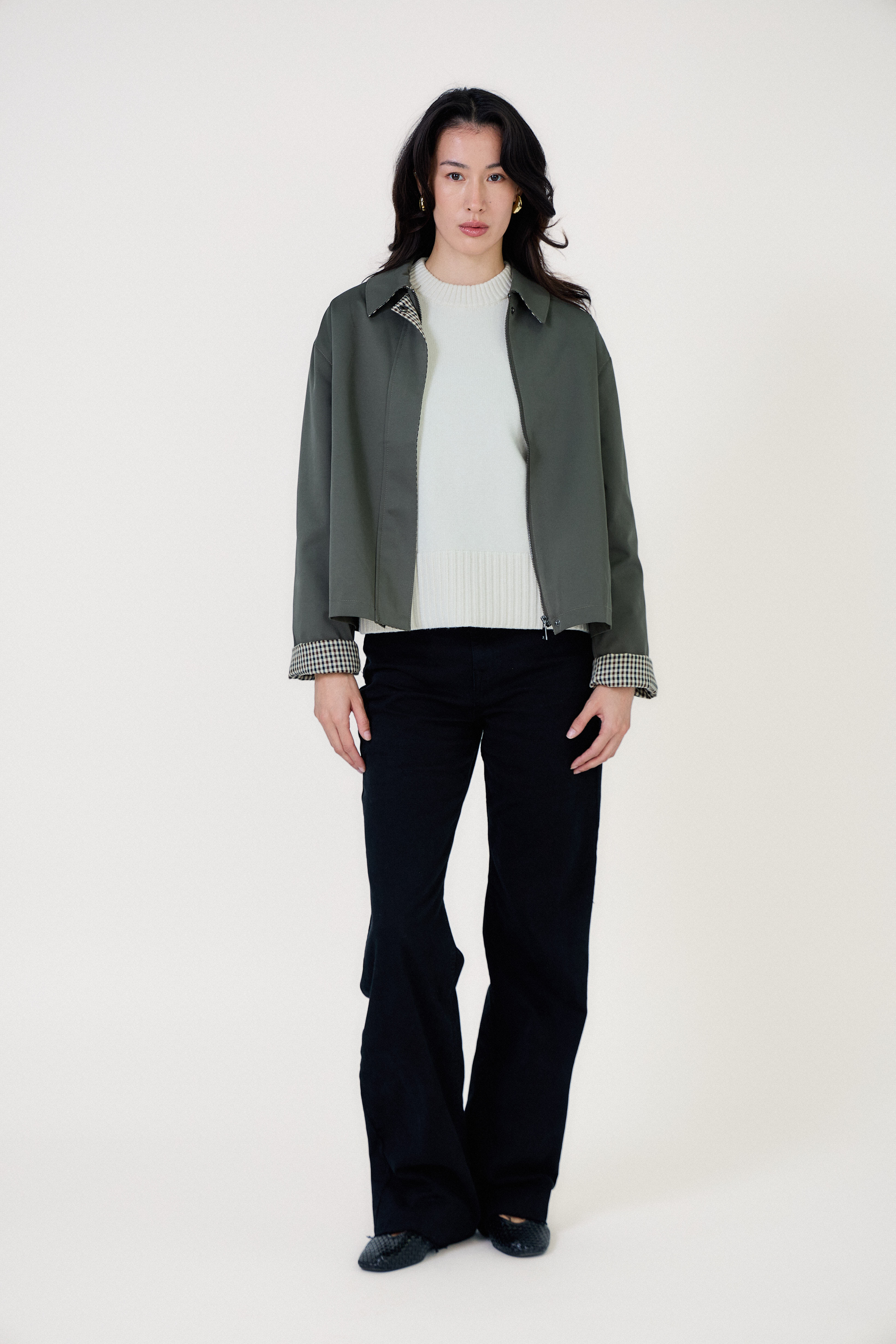 Veste courte JOE Escandelle kaki – vue de face – col chemise et revers à petits carreaux pour un style chic- idéal automne
#couleur_kaki