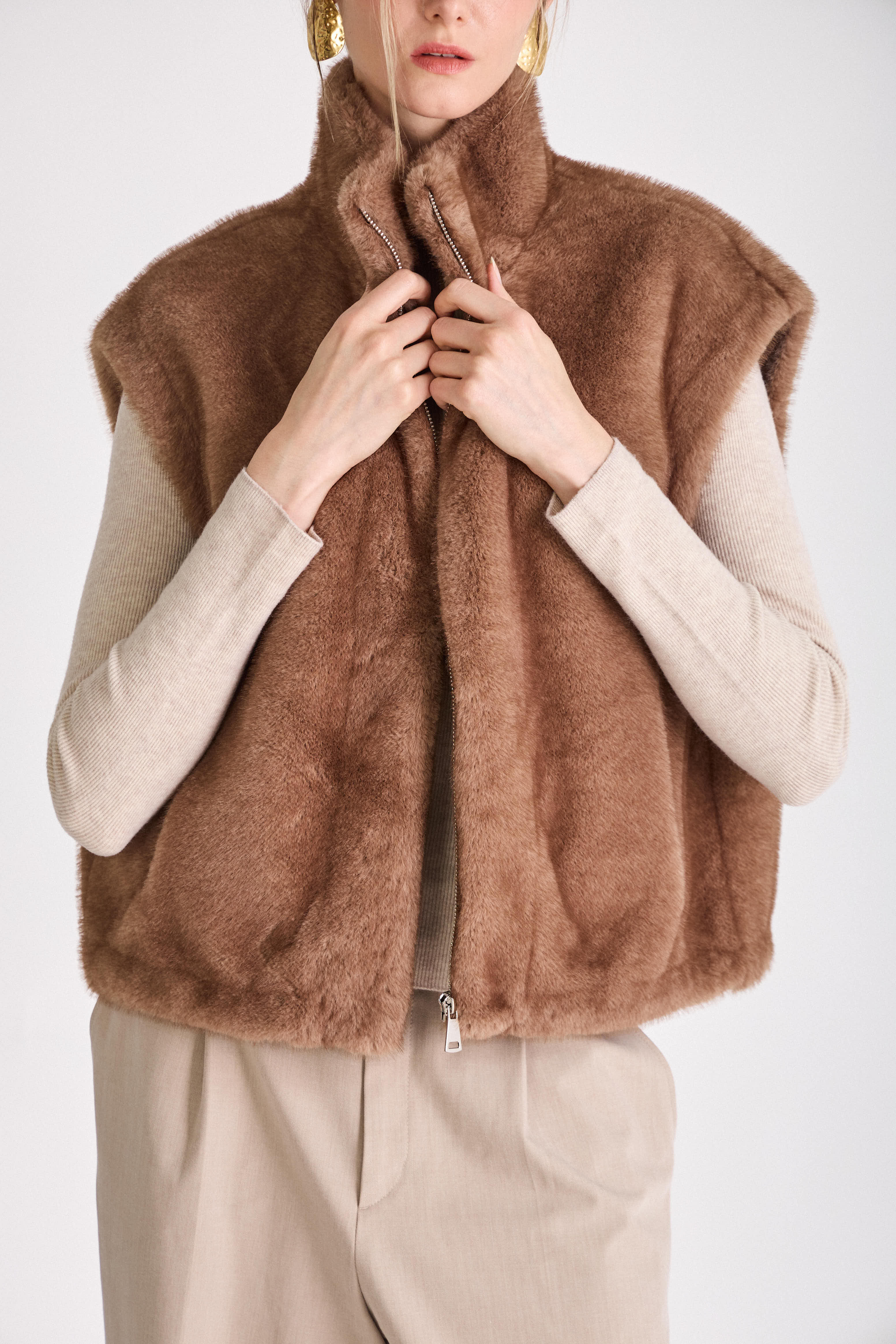 Zoom gilet HELOÏSE Escandelle – texture fausse fourrure taupe, toucher doux et luxueux
#couleur_taupe