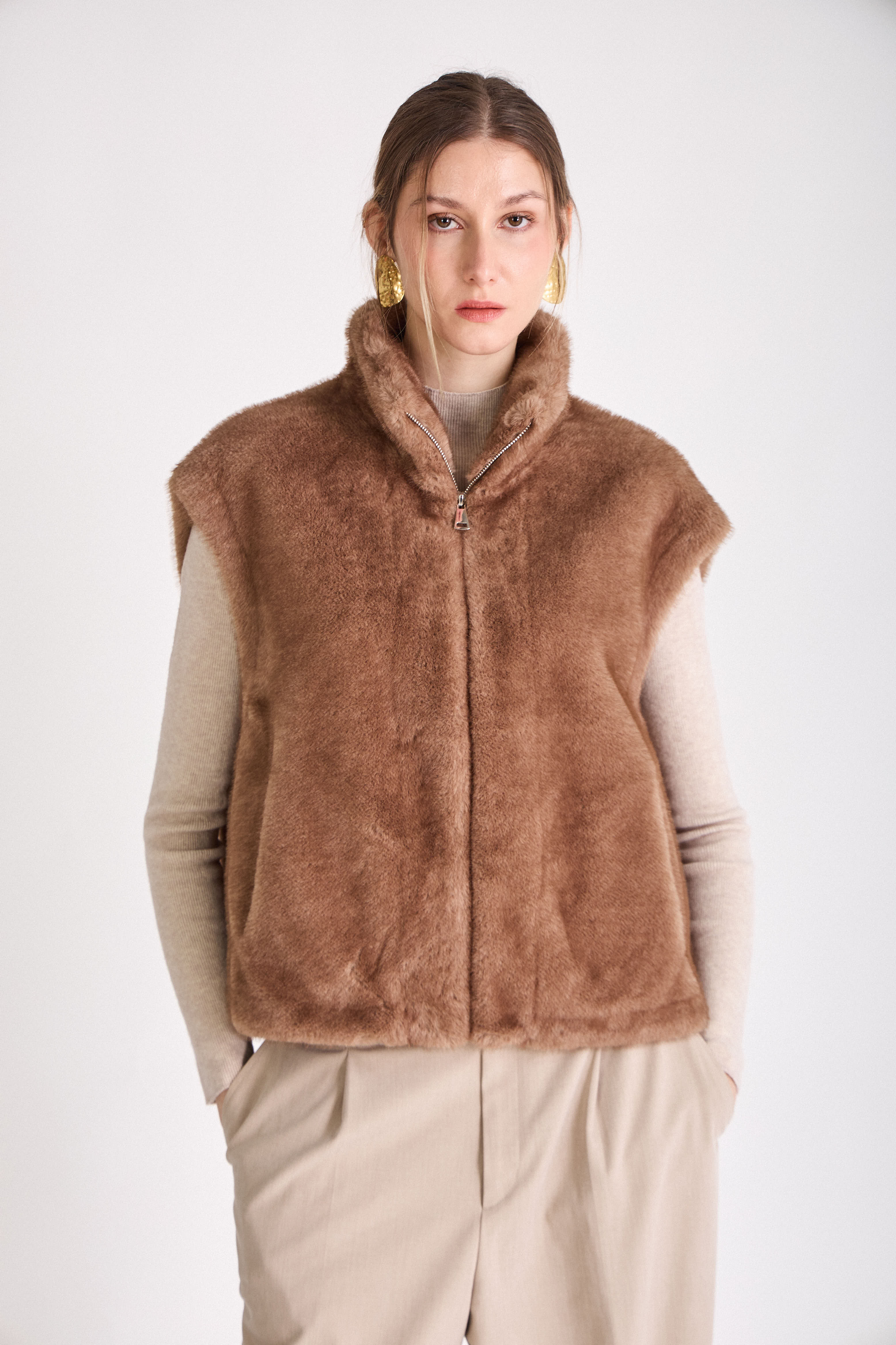 Gilet HELOÏSE Escandelle en fausse fourrure taupe, coupe droite sans manches et col montant chic
#couleur_taupe