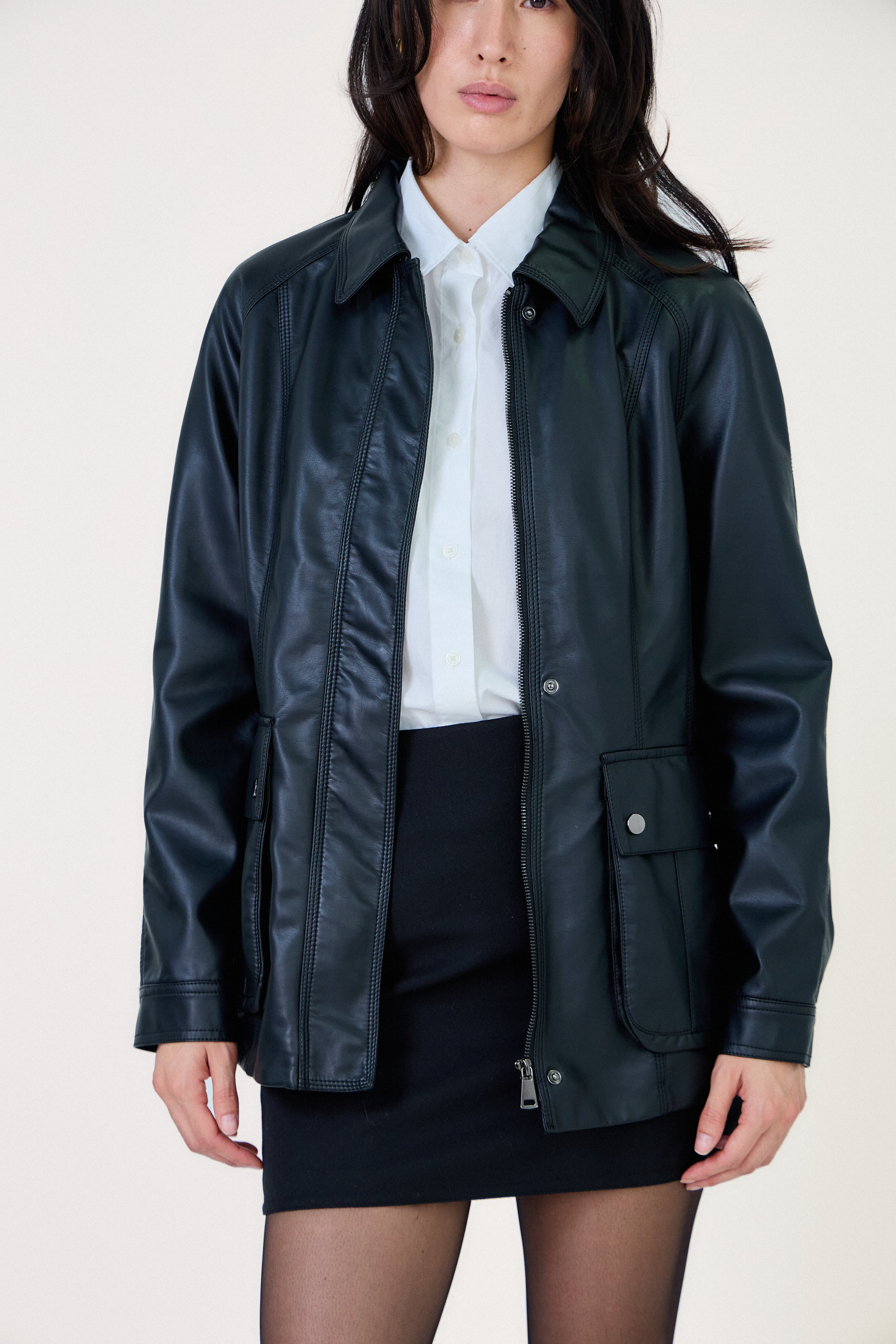 Zoom veste DAKOTA Escandelle – similicuir noir lisse, texture douce et finition brillante haut de gamme
#couleur_noir