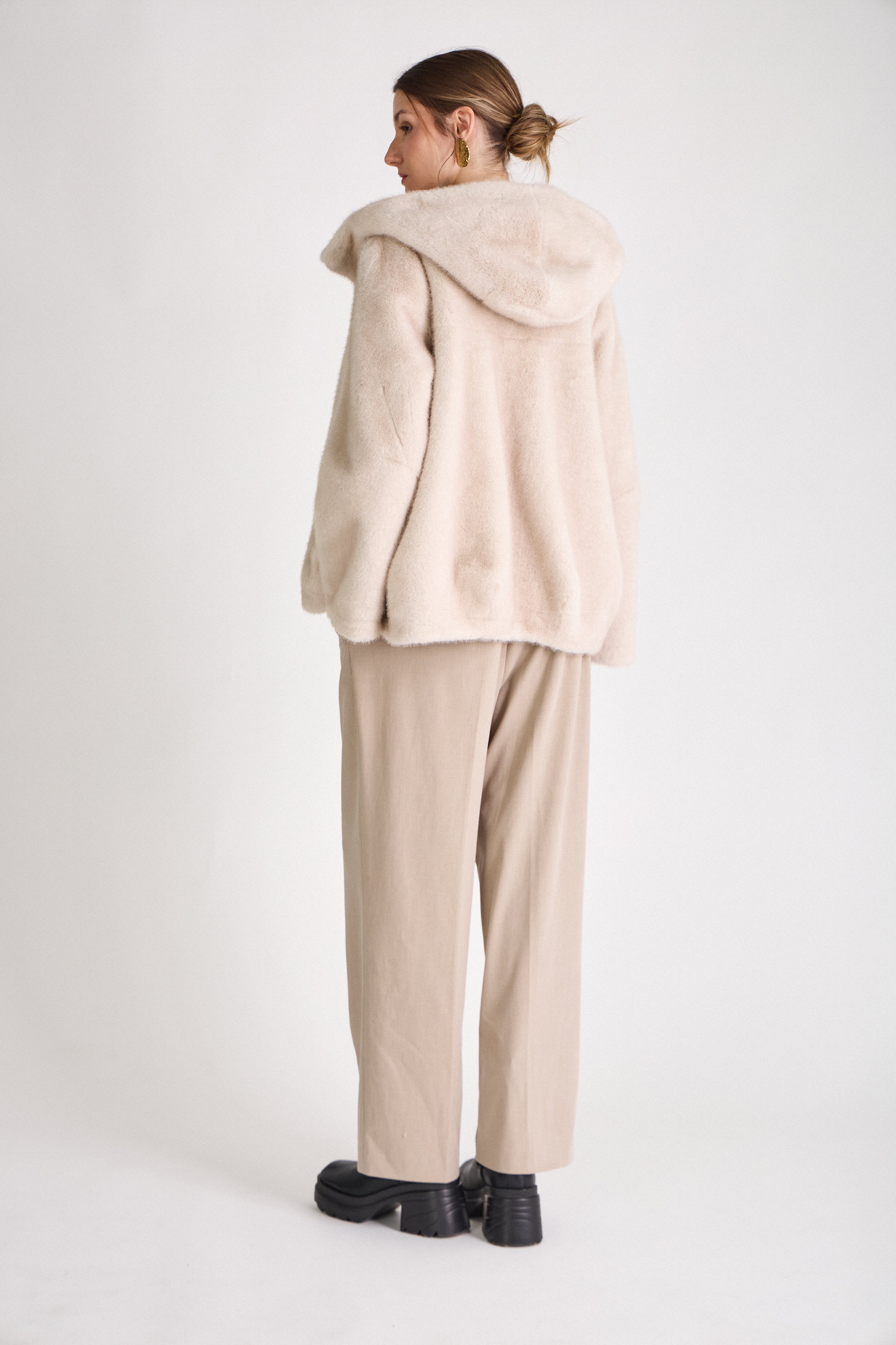 Manteau femme ROSY Escandelle – vue de dos – coupe ample cocon en fausse fourrure écru - jolie coupe dos
#couleur_écru