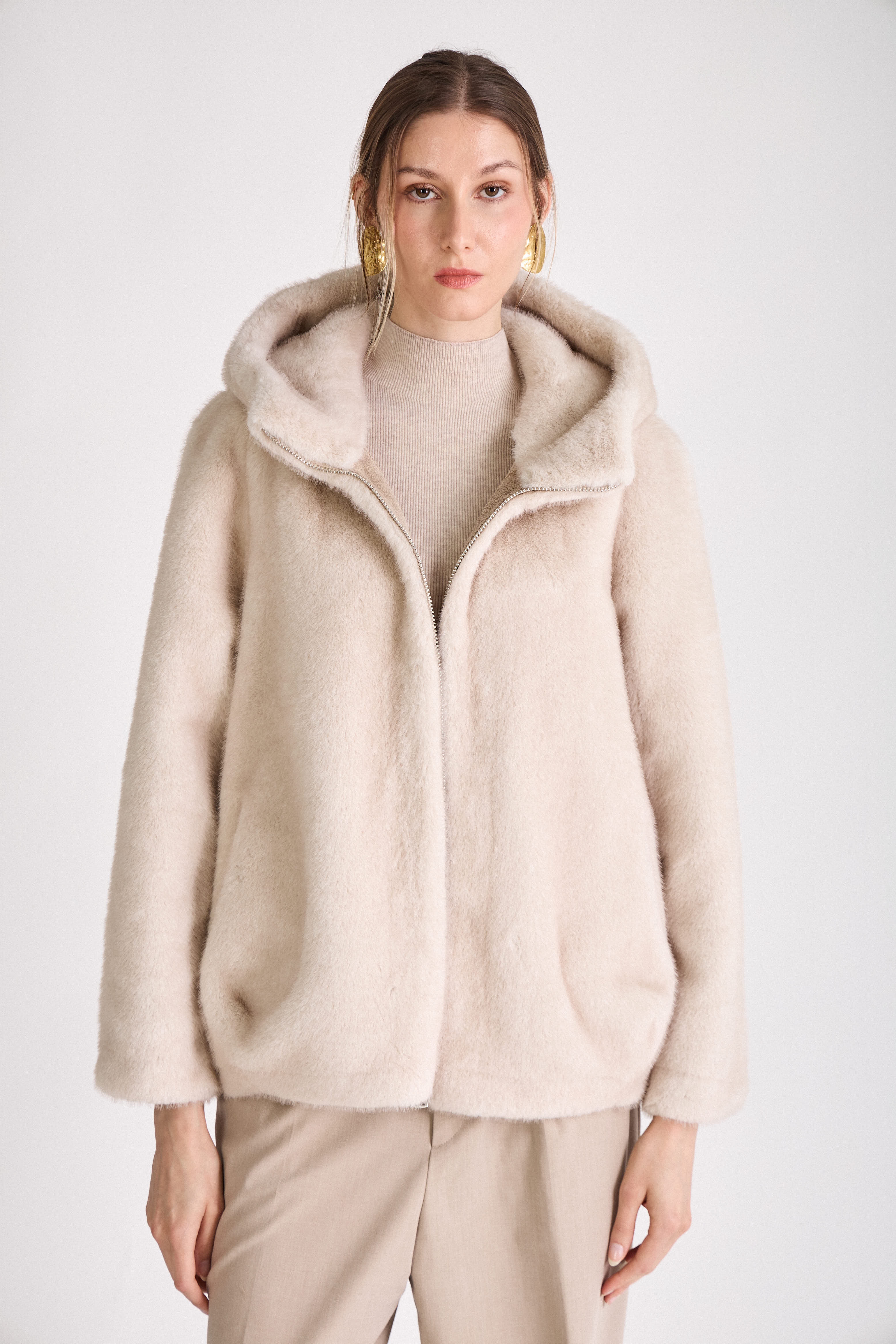 Mannequin femme portant le manteau ROSY en fausse fourrure écru – coupe cocon et capuche Escandelle Paris
#couleur_écru