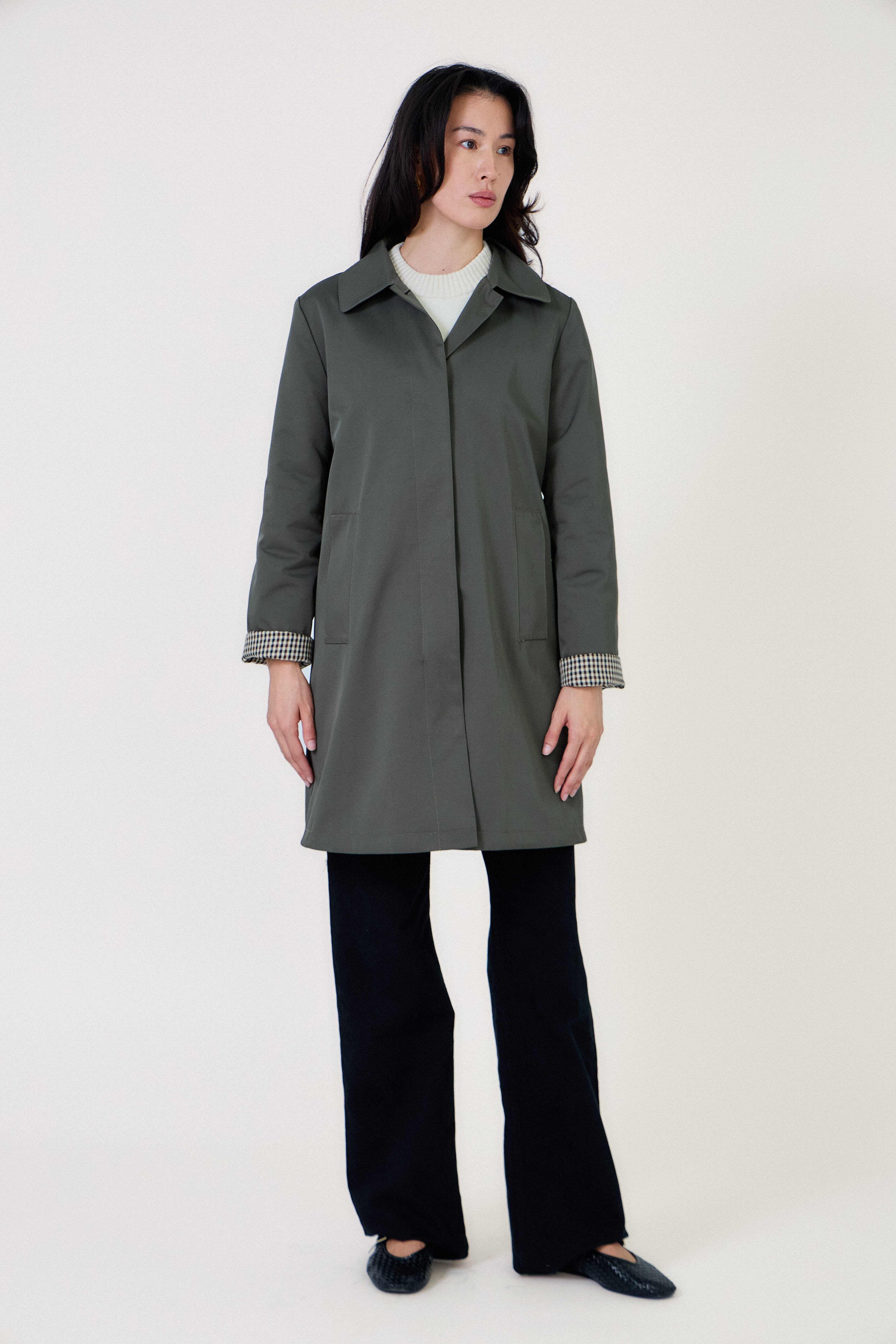 Mannequin portant le trench LESLEY Escandelle – look studio chic et intemporel
#couleur_kaki